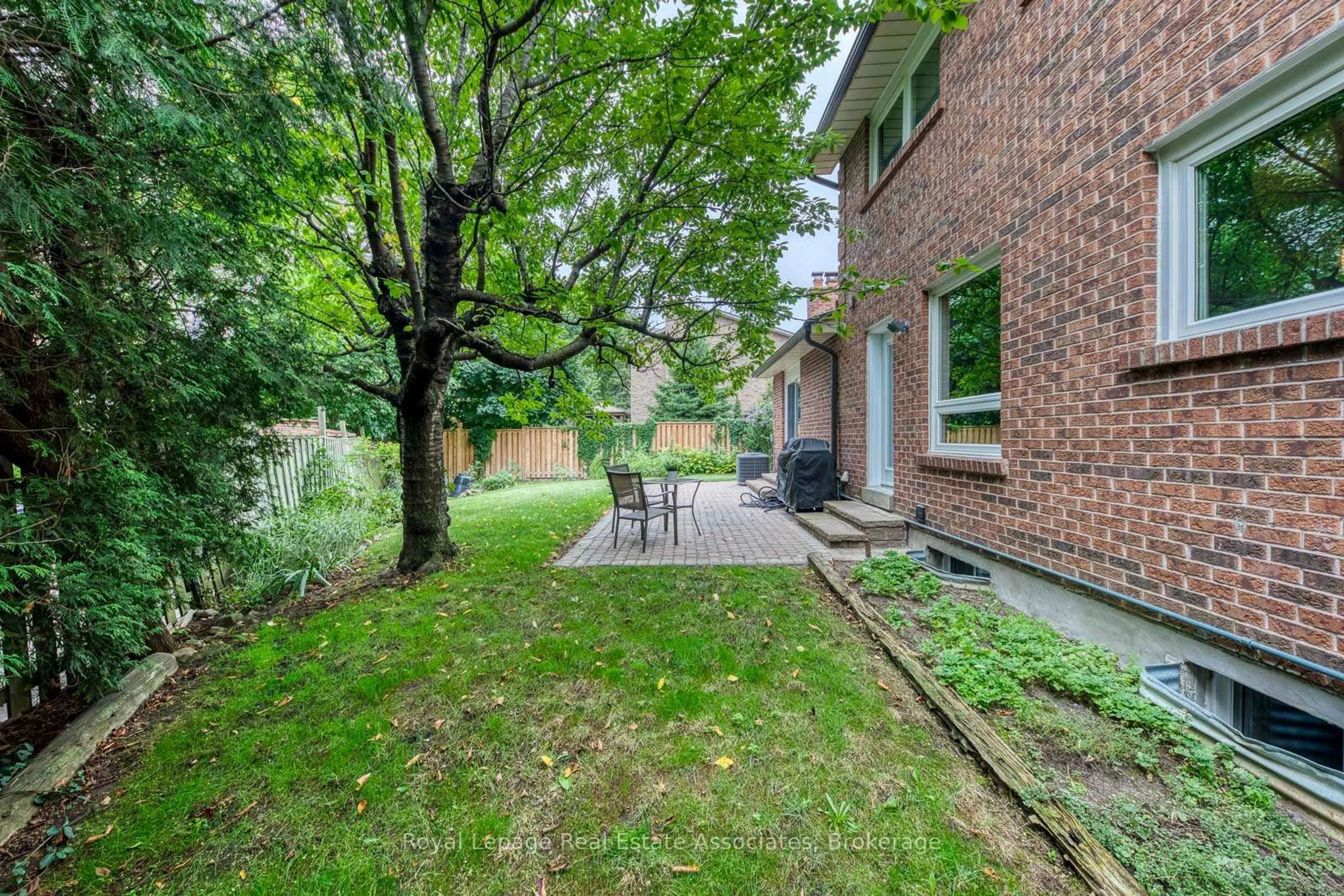 Patio, street for 688 Fieldstone Rd, Mississauga Ontario L5C 3M5