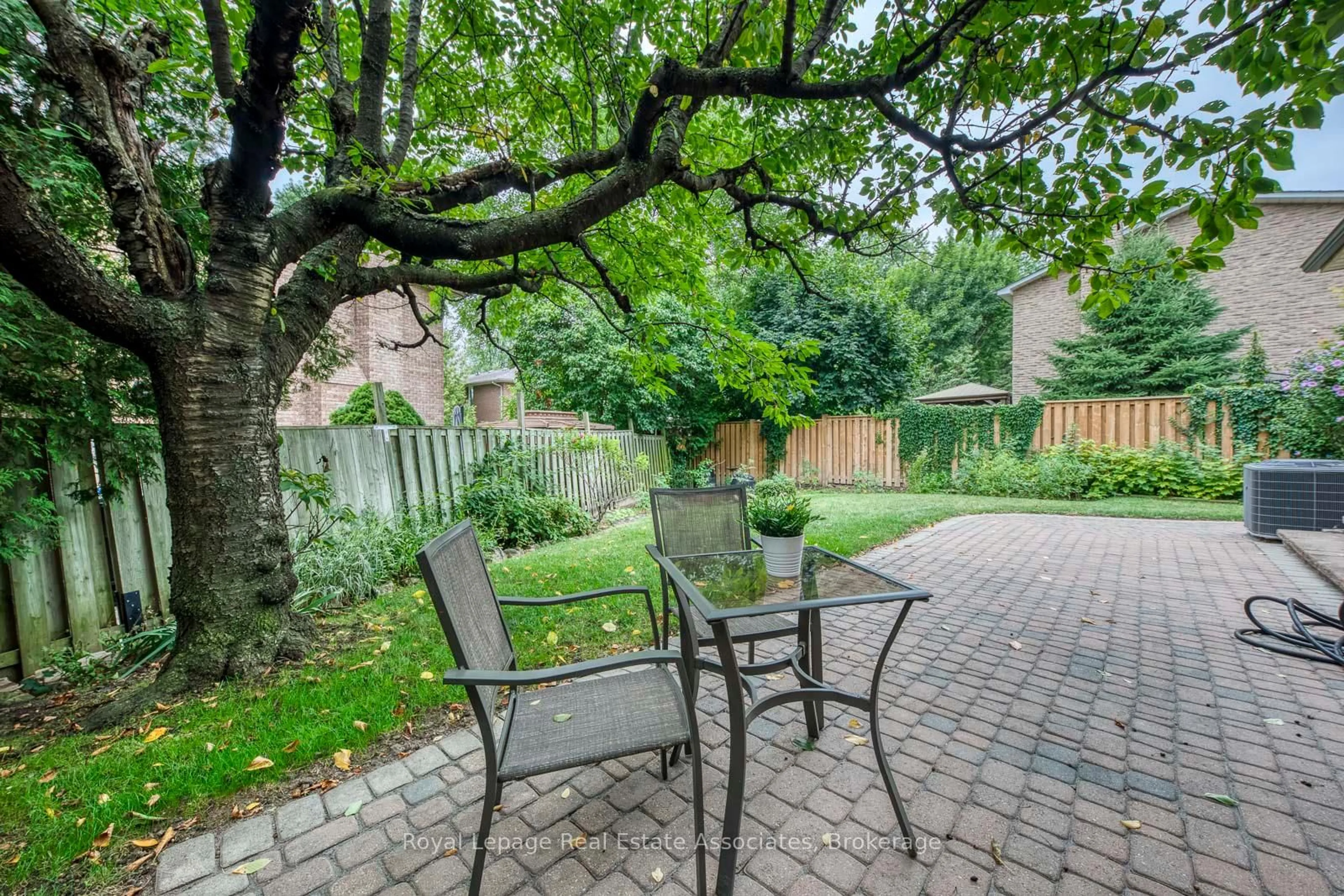 Patio, street for 688 Fieldstone Rd, Mississauga Ontario L5C 3M5