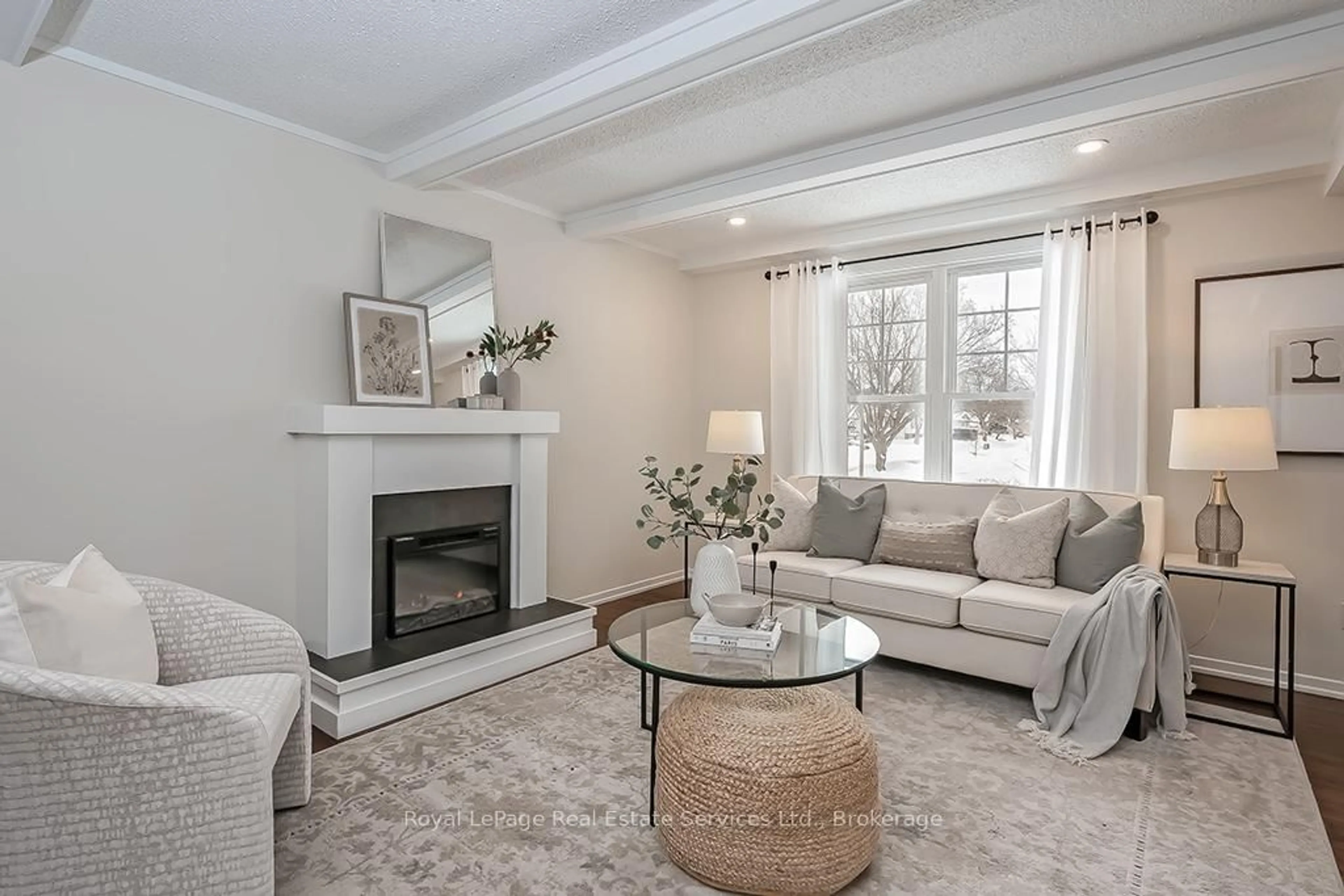 Living room with furniture, unknown for 630 Oxford Rd, Burlington Ontario L7N 2R6