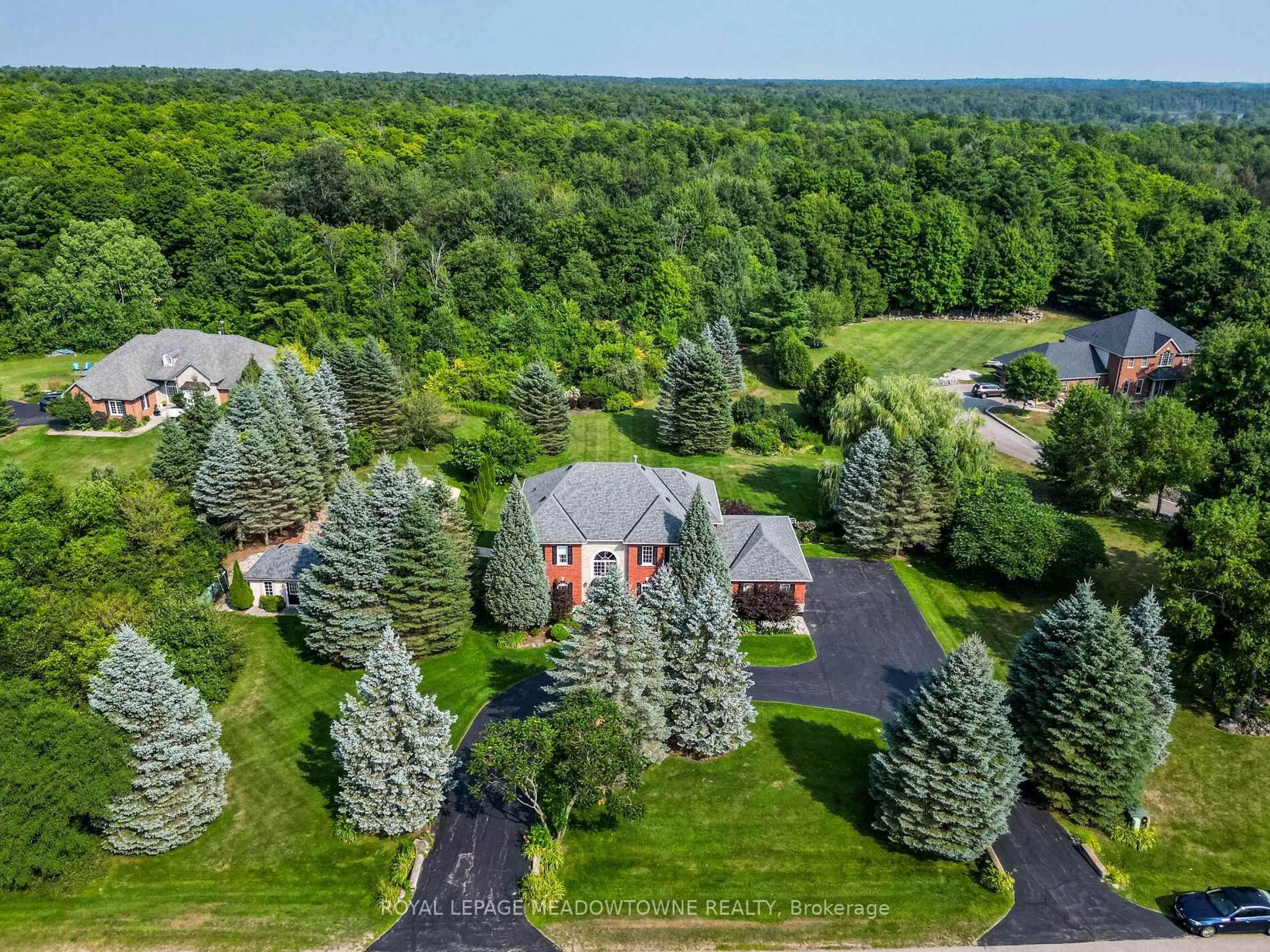 A pic from outside/outdoor area/front of a property/back of a property/a pic from drone, unknown for 8 Deer Run Cres, Halton Hills Ontario L7J 2L7