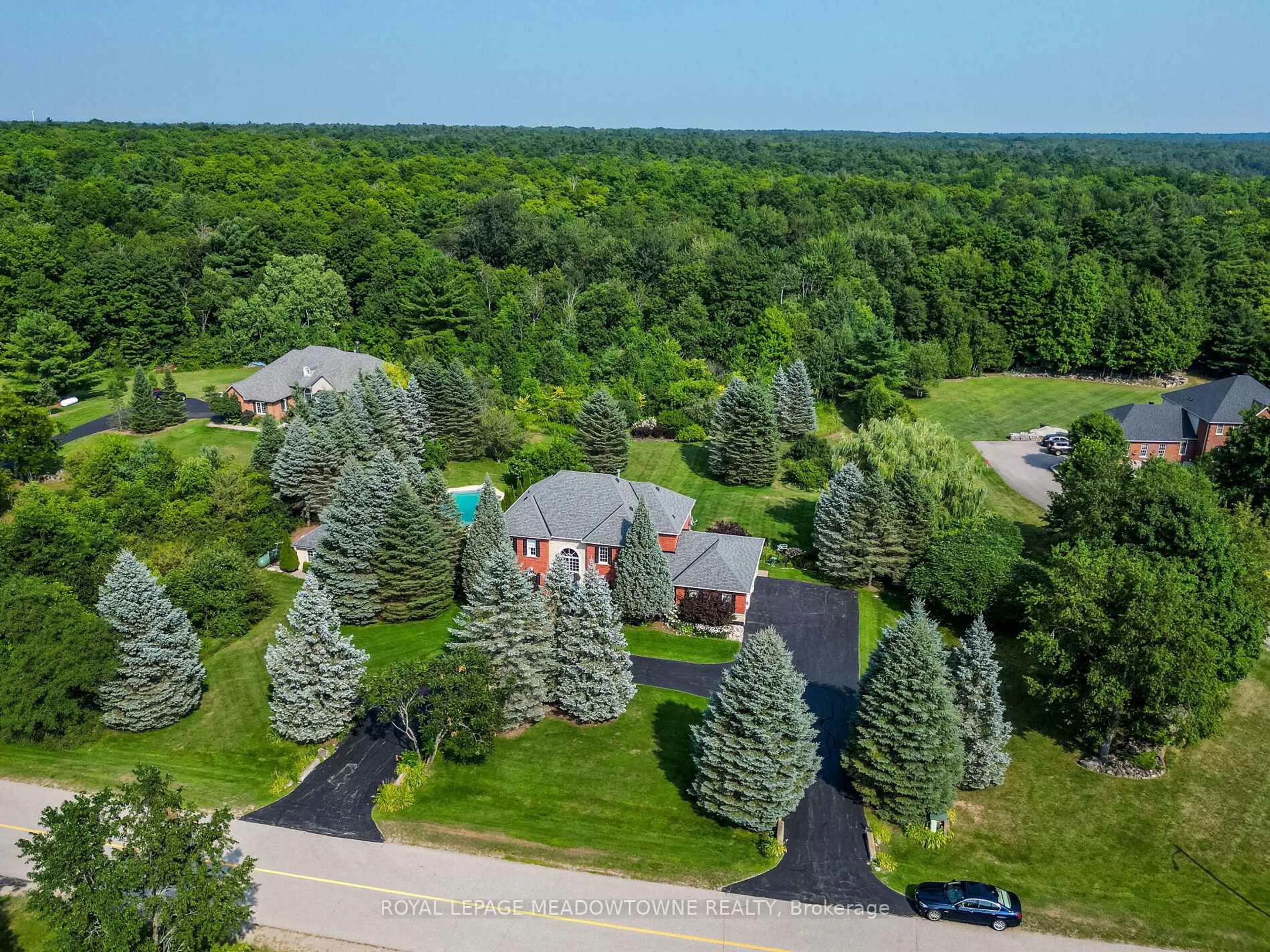 A pic from outside/outdoor area/front of a property/back of a property/a pic from drone, forest/trees view for 8 Deer Run Cres, Halton Hills Ontario L7J 2L7