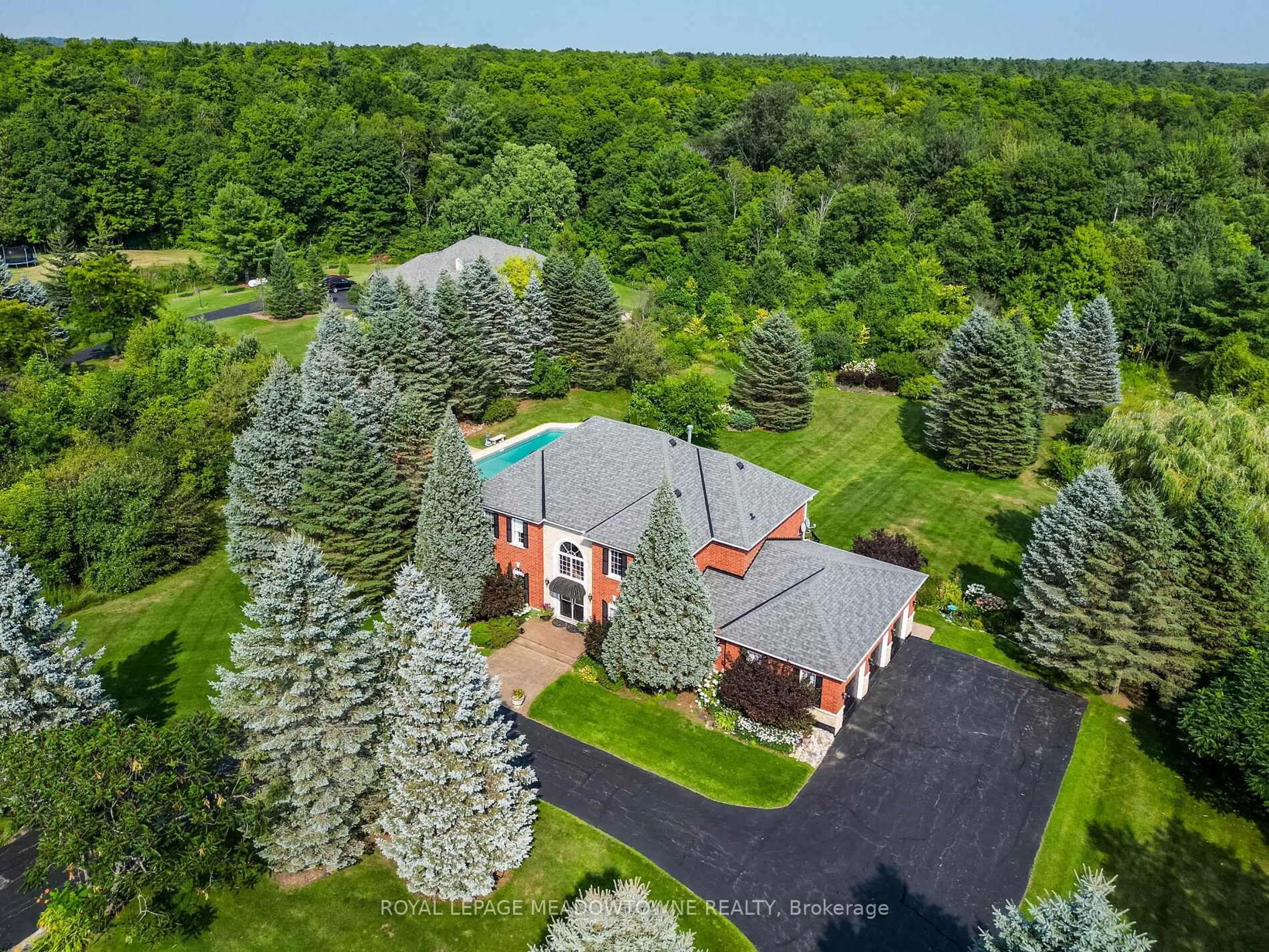 A pic from outside/outdoor area/front of a property/back of a property/a pic from drone, unknown for 8 Deer Run Cres, Halton Hills Ontario L7J 2L7