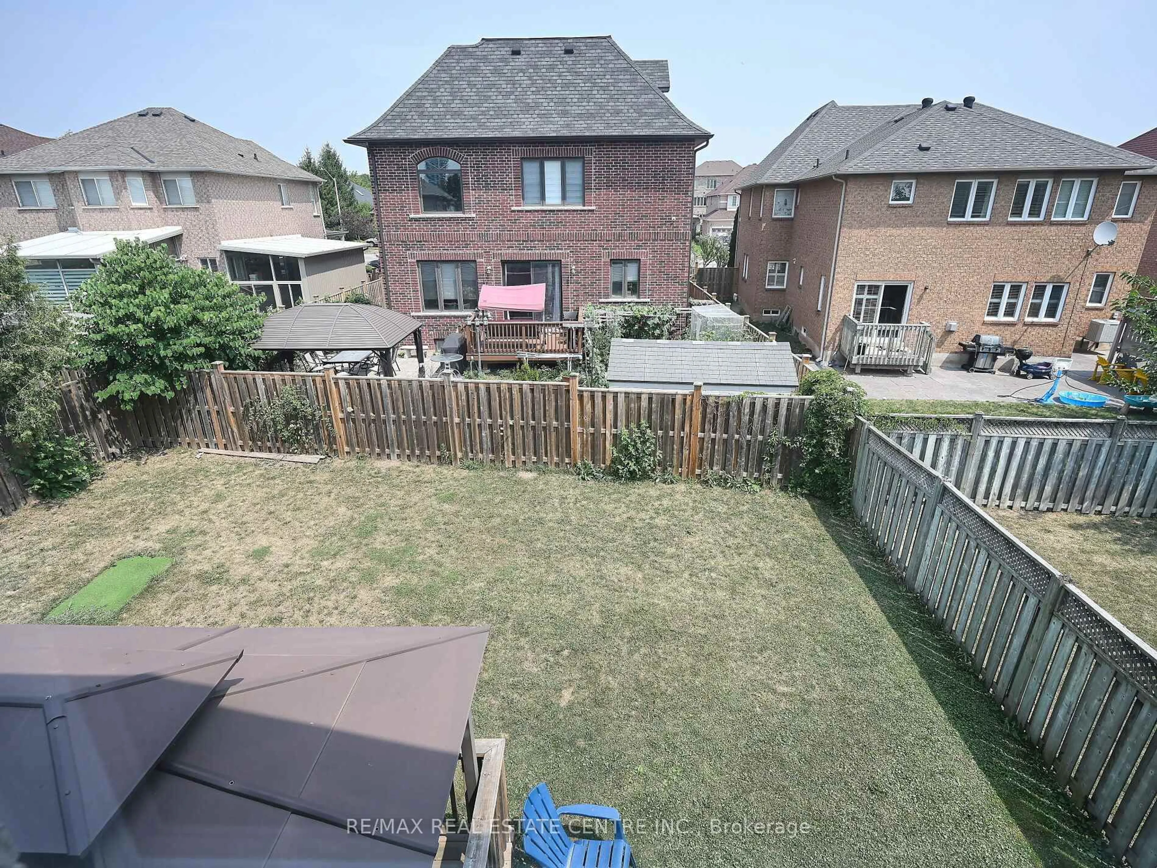 A pic from outside/outdoor area/front of a property/back of a property/a pic from drone, mountain view for 2459 Nichols Dr, Oakville Ontario L6H 6T2