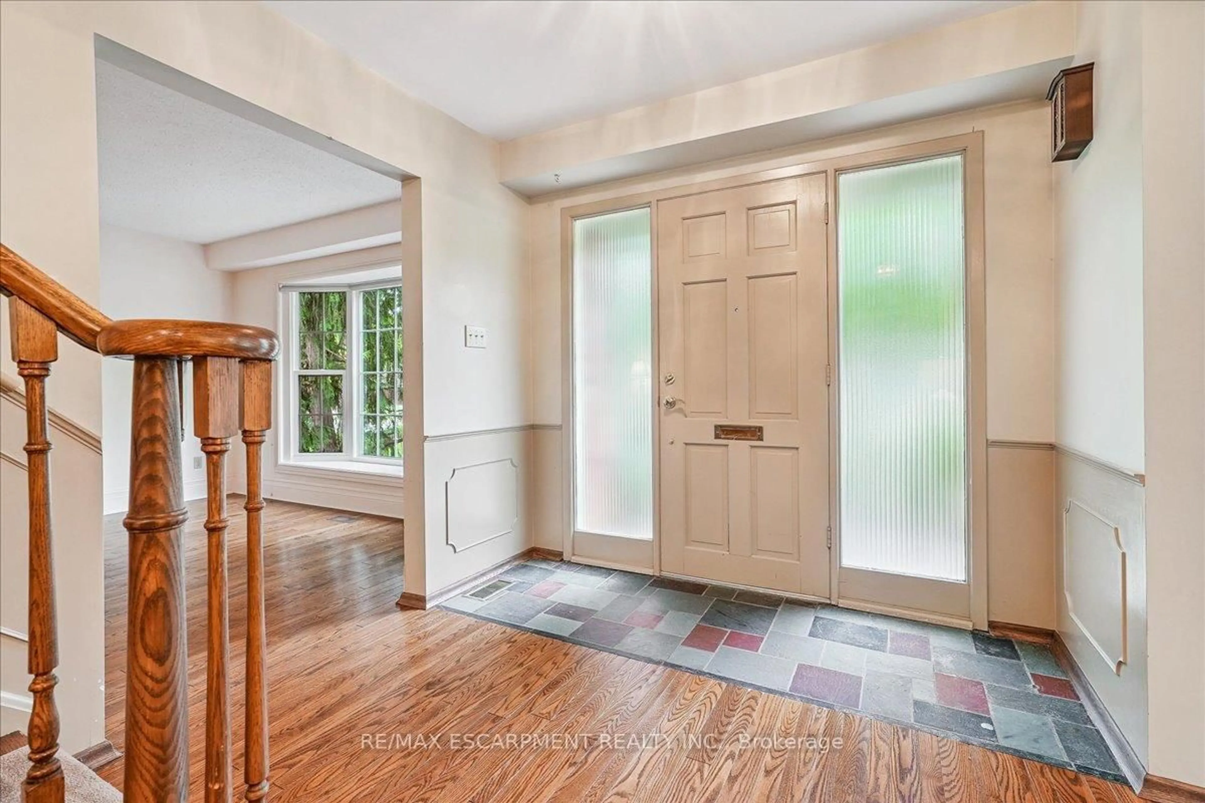 Indoor entryway for 247 Beechfield Rd, Oakville Ontario L6J 5H9