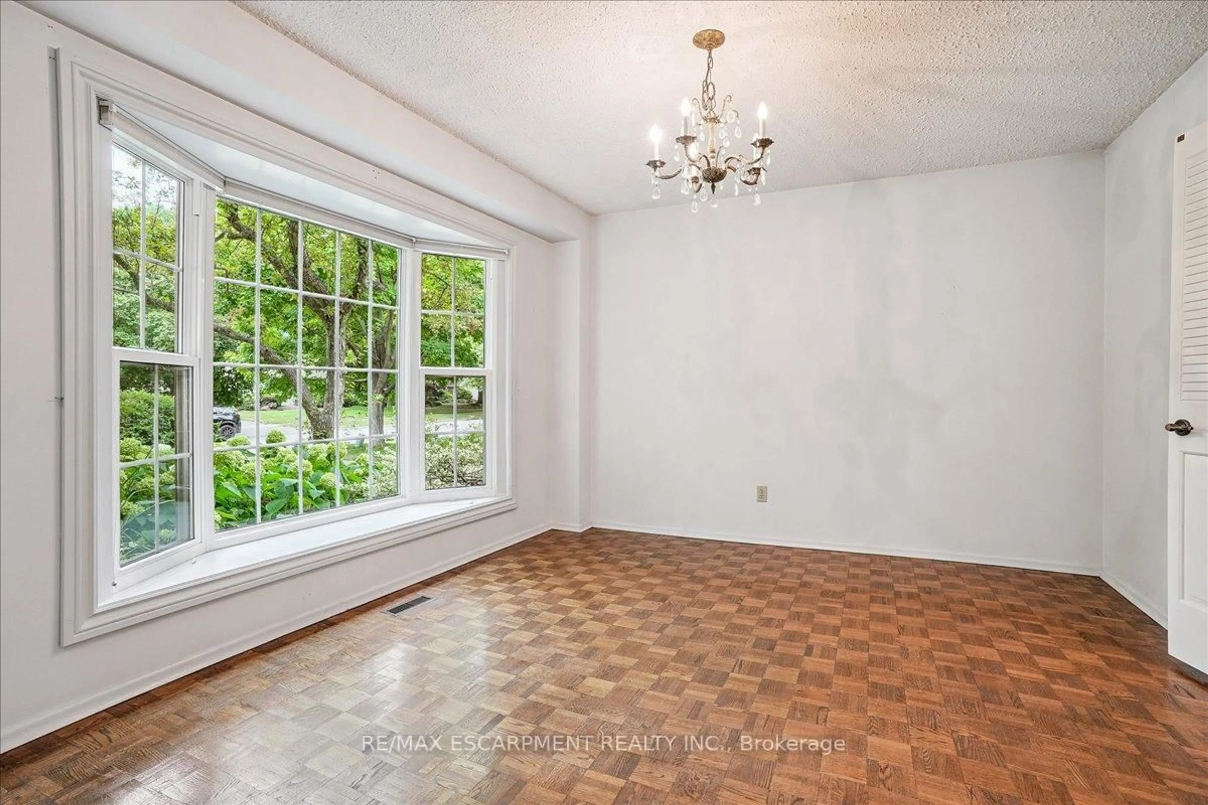 A pic of a room for 247 Beechfield Rd, Oakville Ontario L6J 5H9