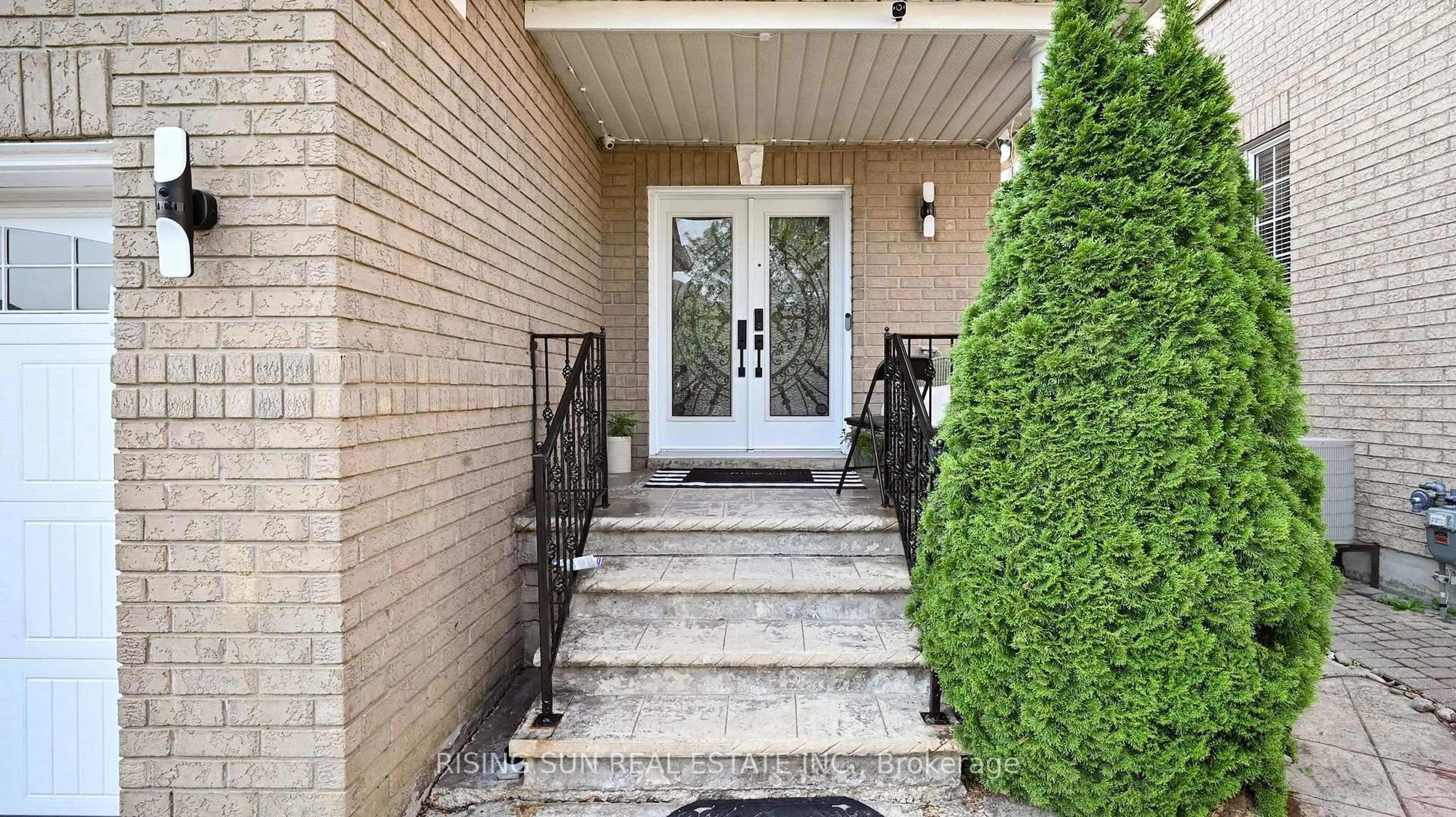 Indoor entryway for 15 Mario St, Brampton Ontario L6P 1N1