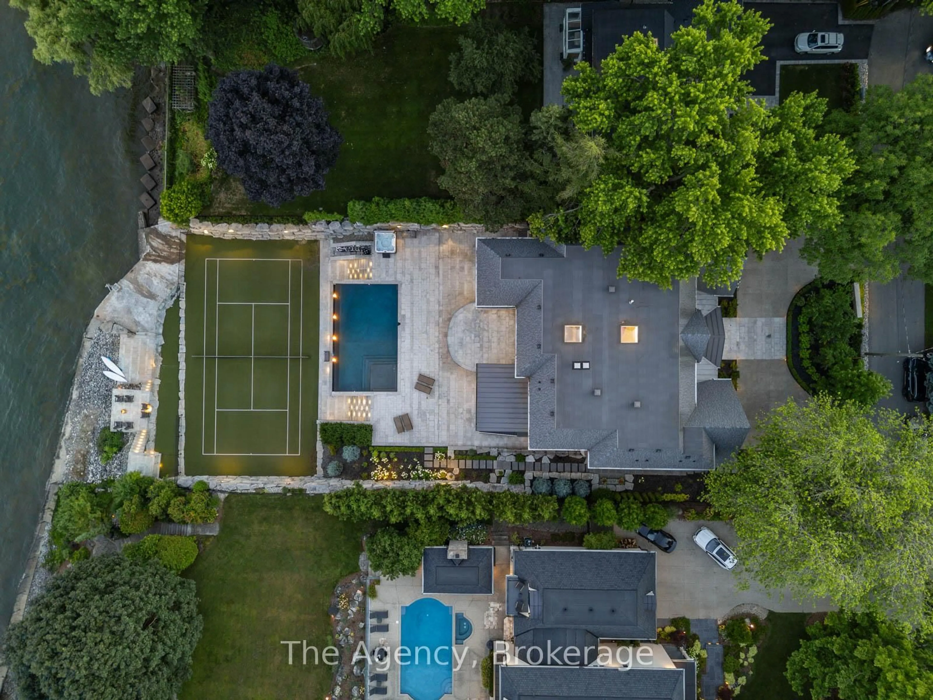 A pic from outside/outdoor area/front of a property/back of a property/a pic from drone, unknown for 140 Secord Lane, Burlington Ontario L7L 2H7
