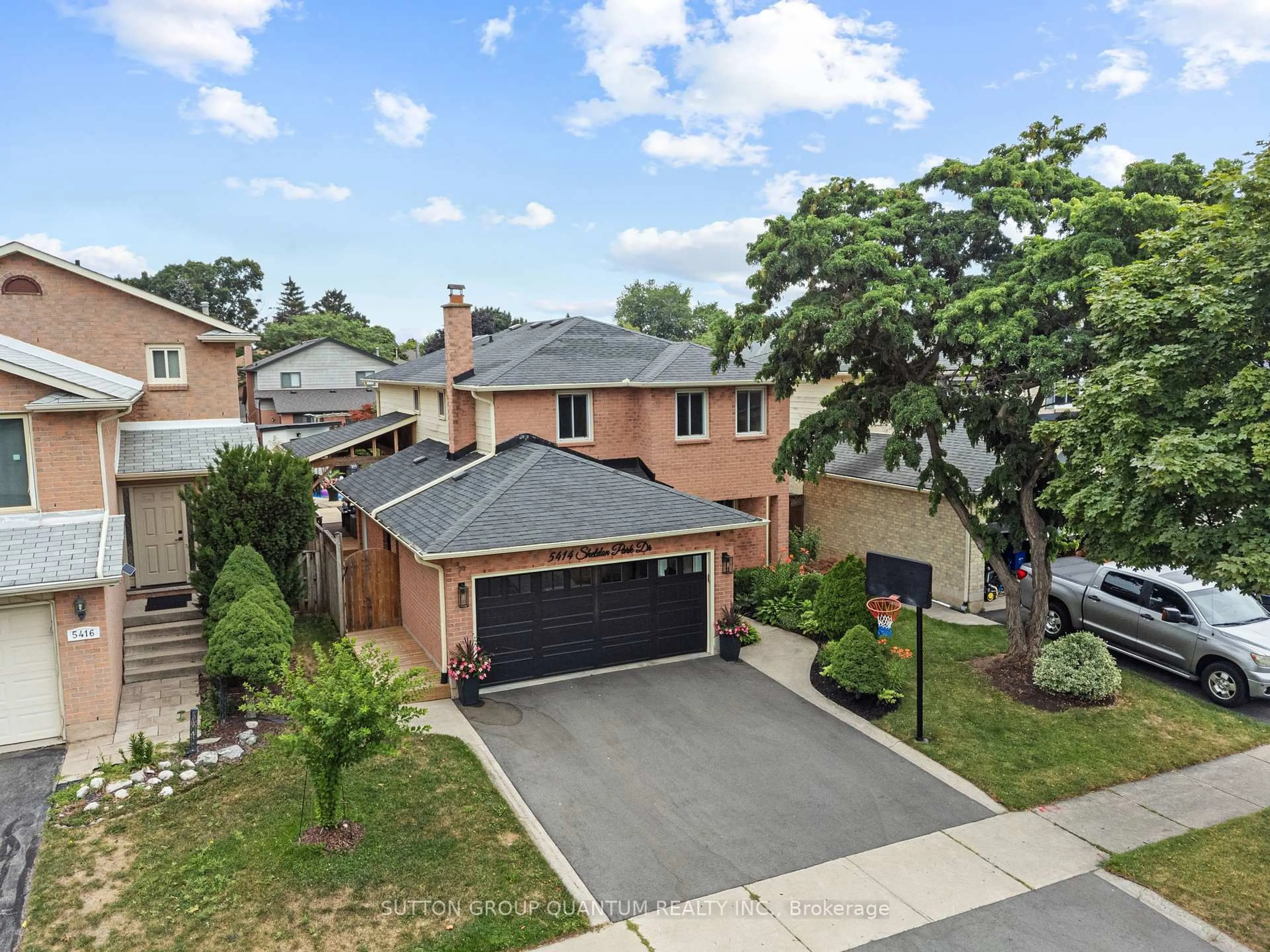 A pic from outside/outdoor area/front of a property/back of a property/a pic from drone, street for 5414 Sheldon Park Dr, Burlington Ontario L7L 5X3