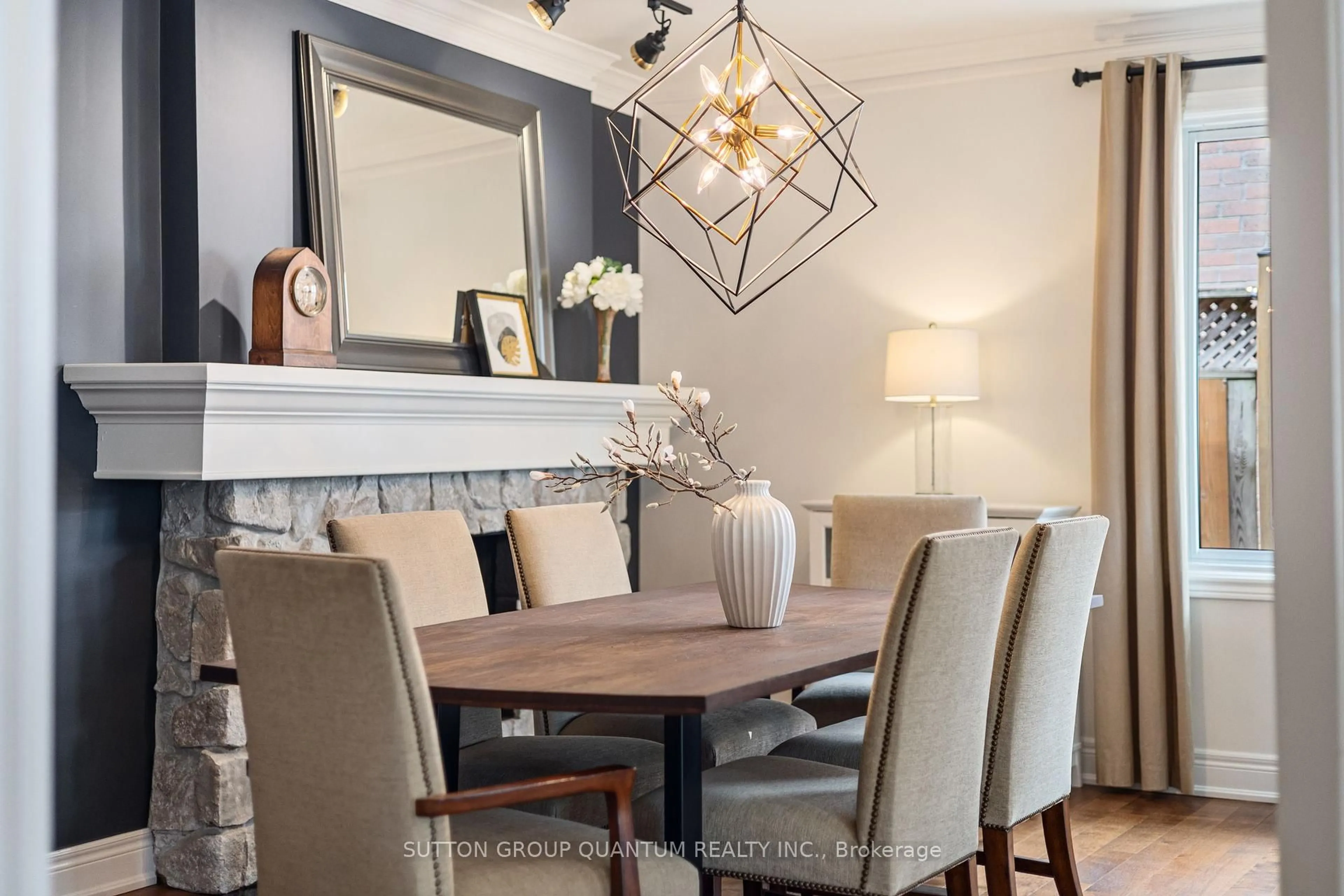 Dining room, wood/laminate floor for 5414 Sheldon Park Dr, Burlington Ontario L7L 5X3
