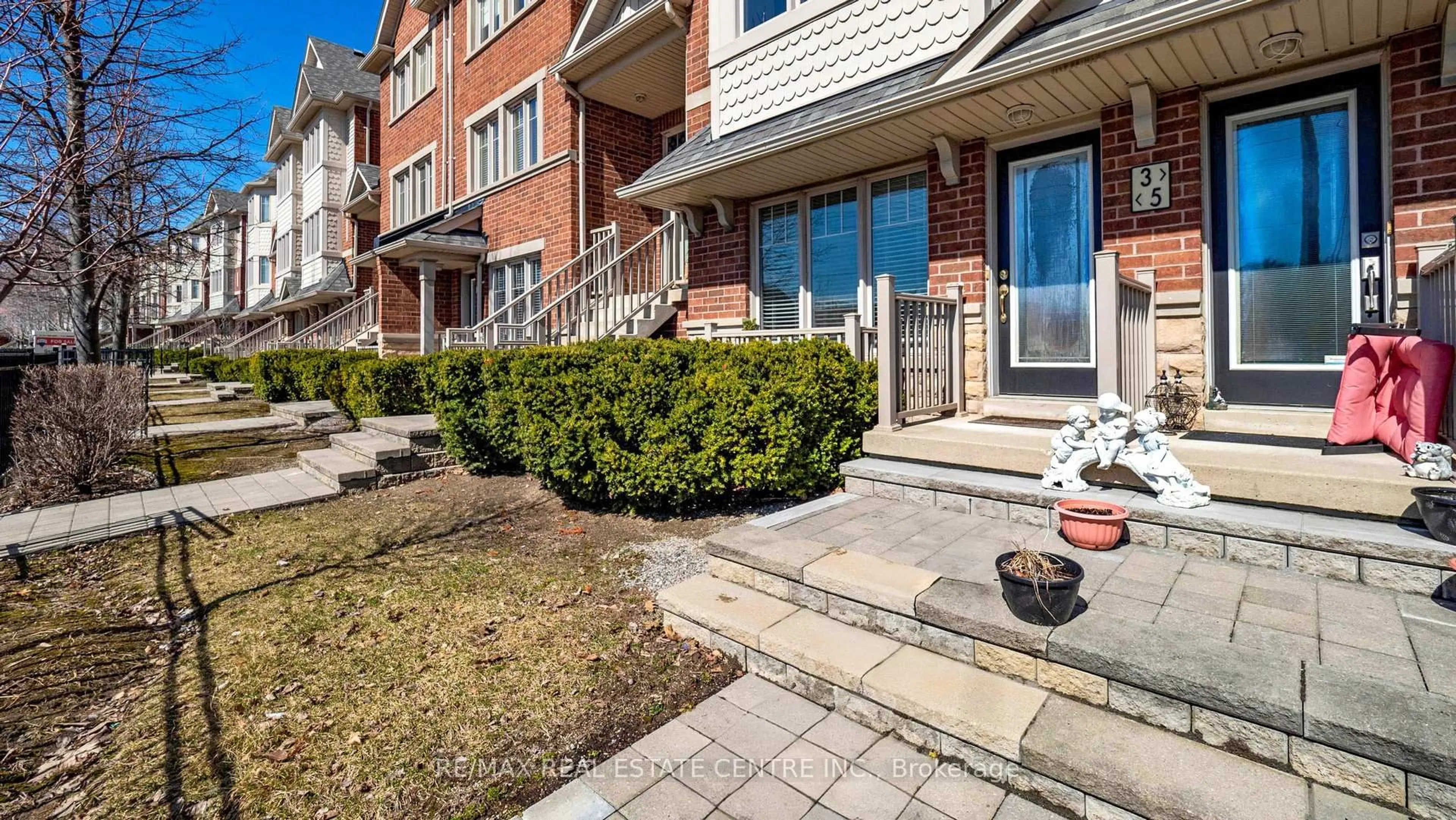 Patio, street for 3335 Thomas St #5, Mississauga Ontario L5M 0P7