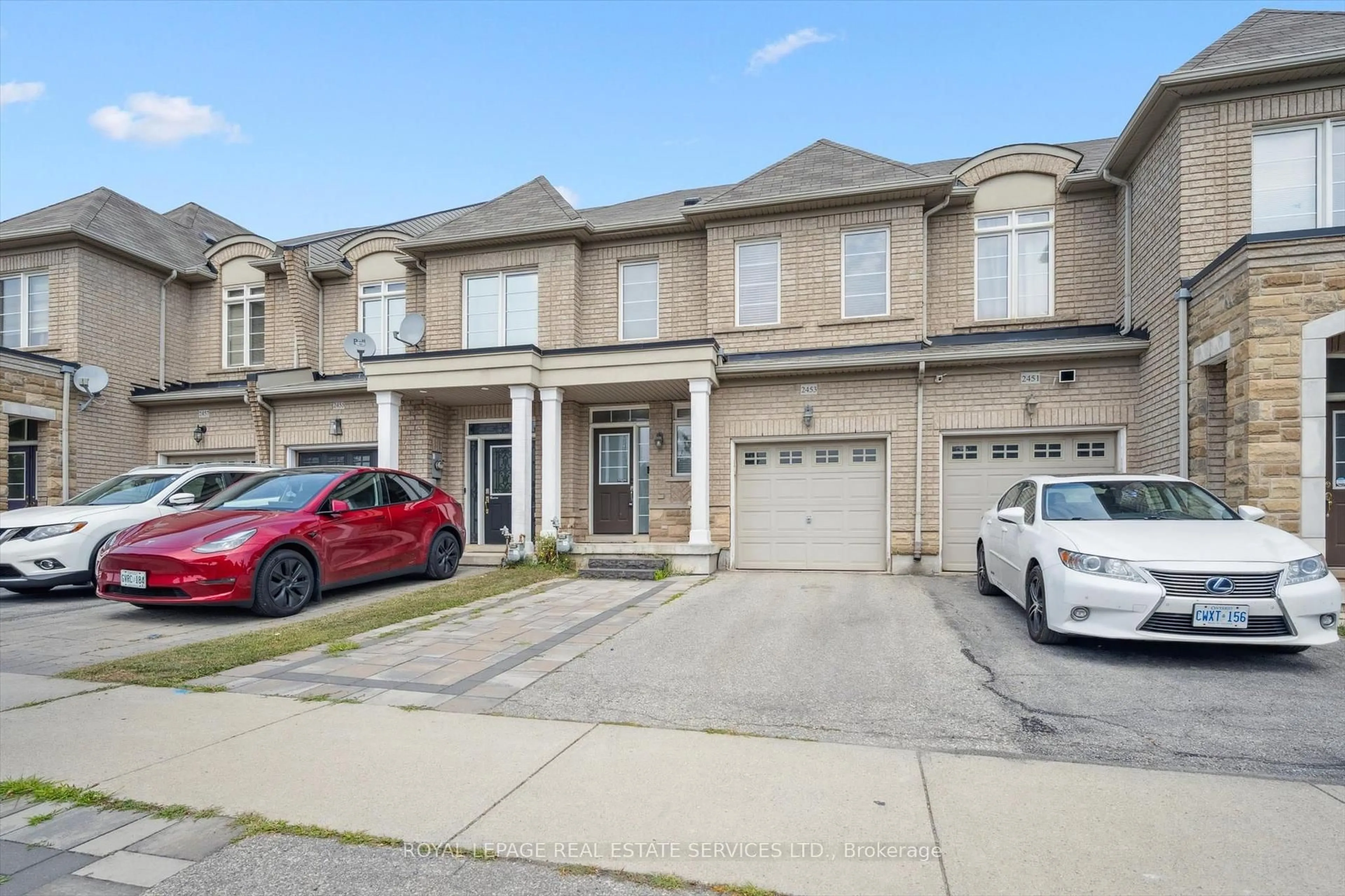 A pic from outside/outdoor area/front of a property/back of a property/a pic from drone, street for 2453 Grand Oak Tr, Oakville Ontario L6M 0J3