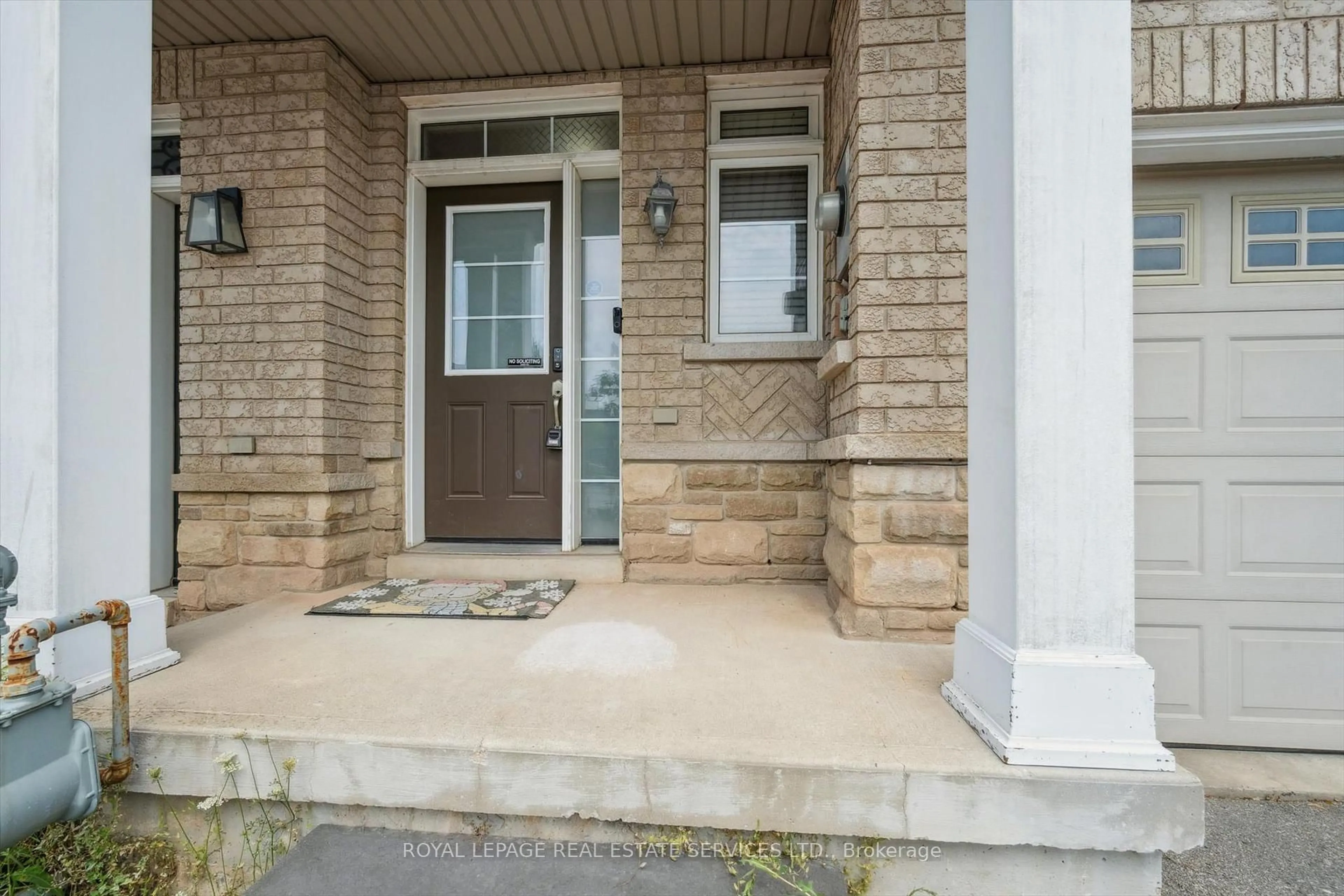 Indoor entryway for 2453 Grand Oak Tr, Oakville Ontario L6M 0J3