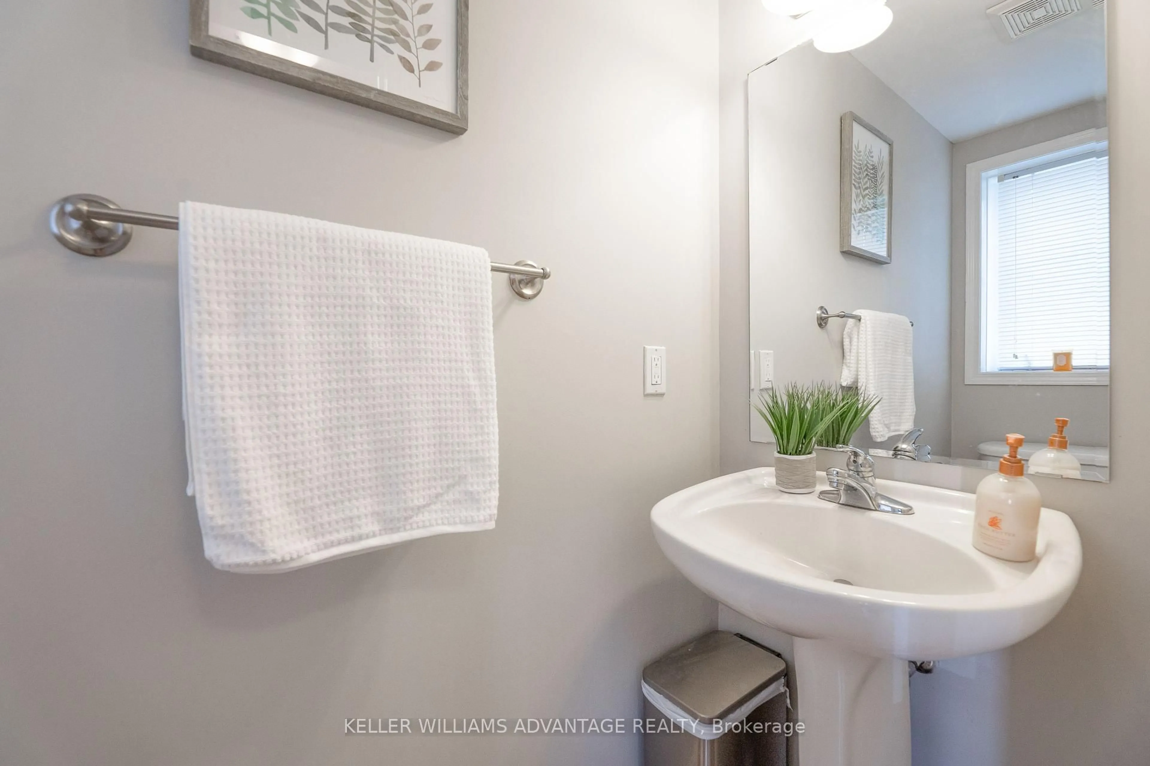 Standard bathroom, ceramic/tile floor for 942 Burgess Gdns, Milton Ontario L9T 0K6