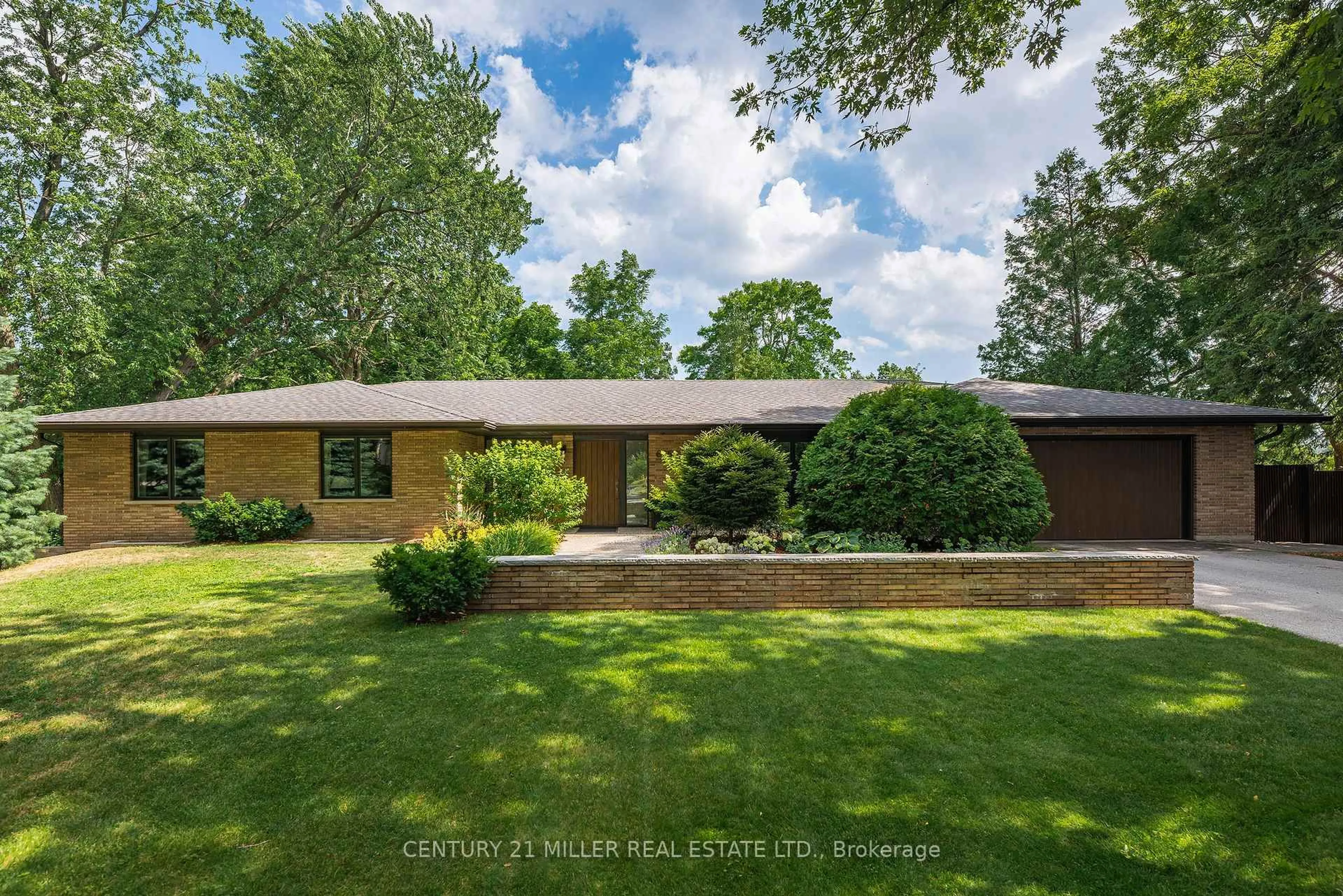 A pic from outside/outdoor area/front of a property/back of a property/a pic from drone, street for 686 Nautalex Crt, Mississauga Ontario L5H 1A7