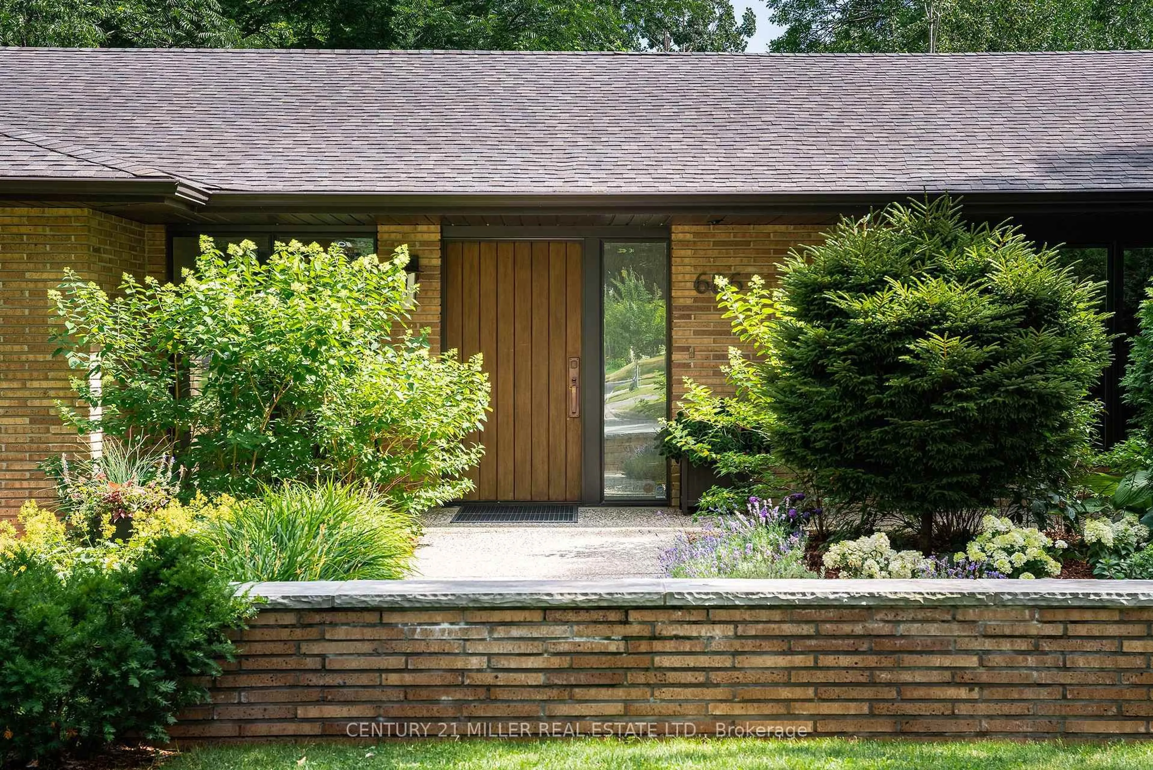 Home with brick exterior material, street for 686 Nautalex Crt, Mississauga Ontario L5H 1A7