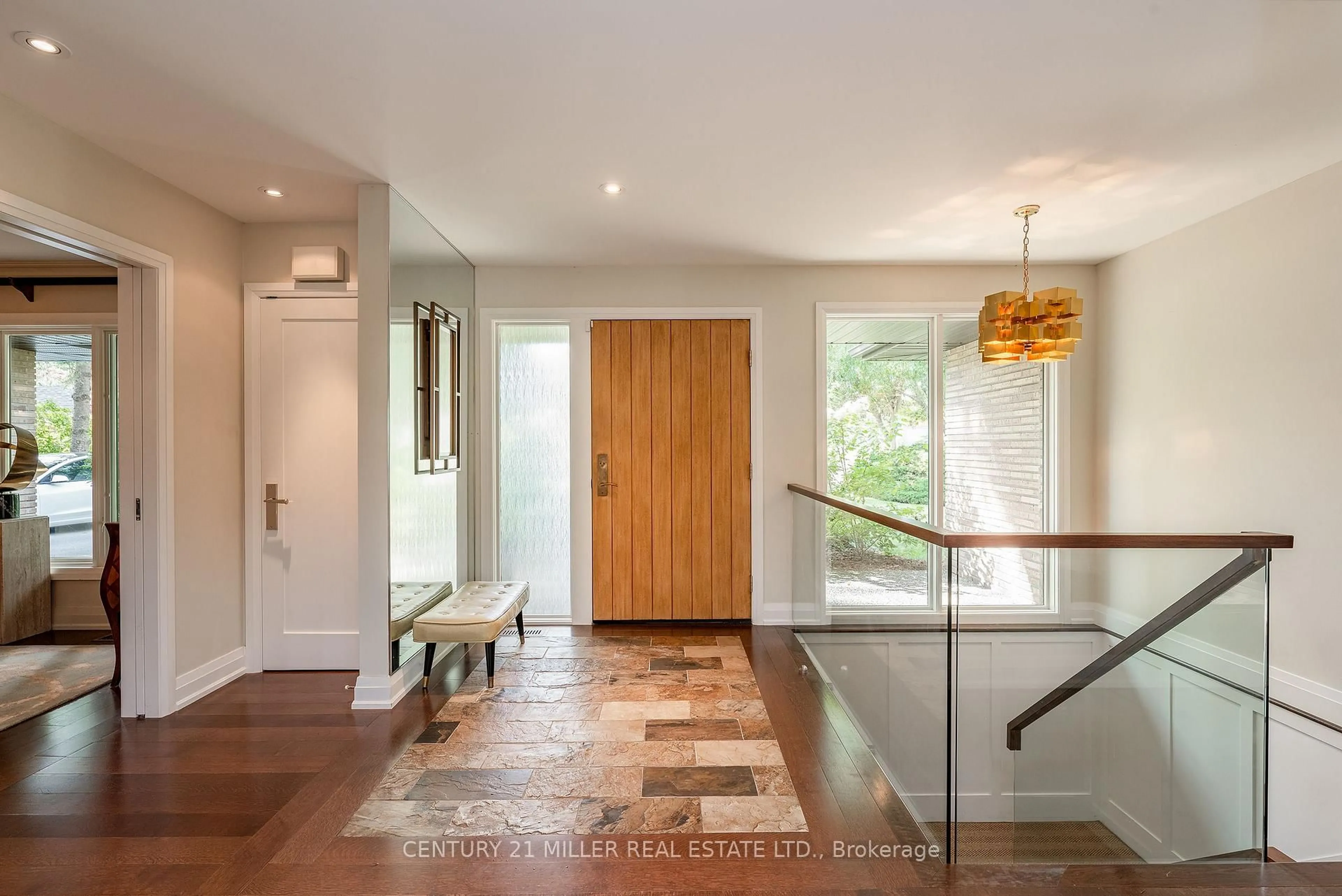 Indoor entryway for 686 Nautalex Crt, Mississauga Ontario L5H 1A7