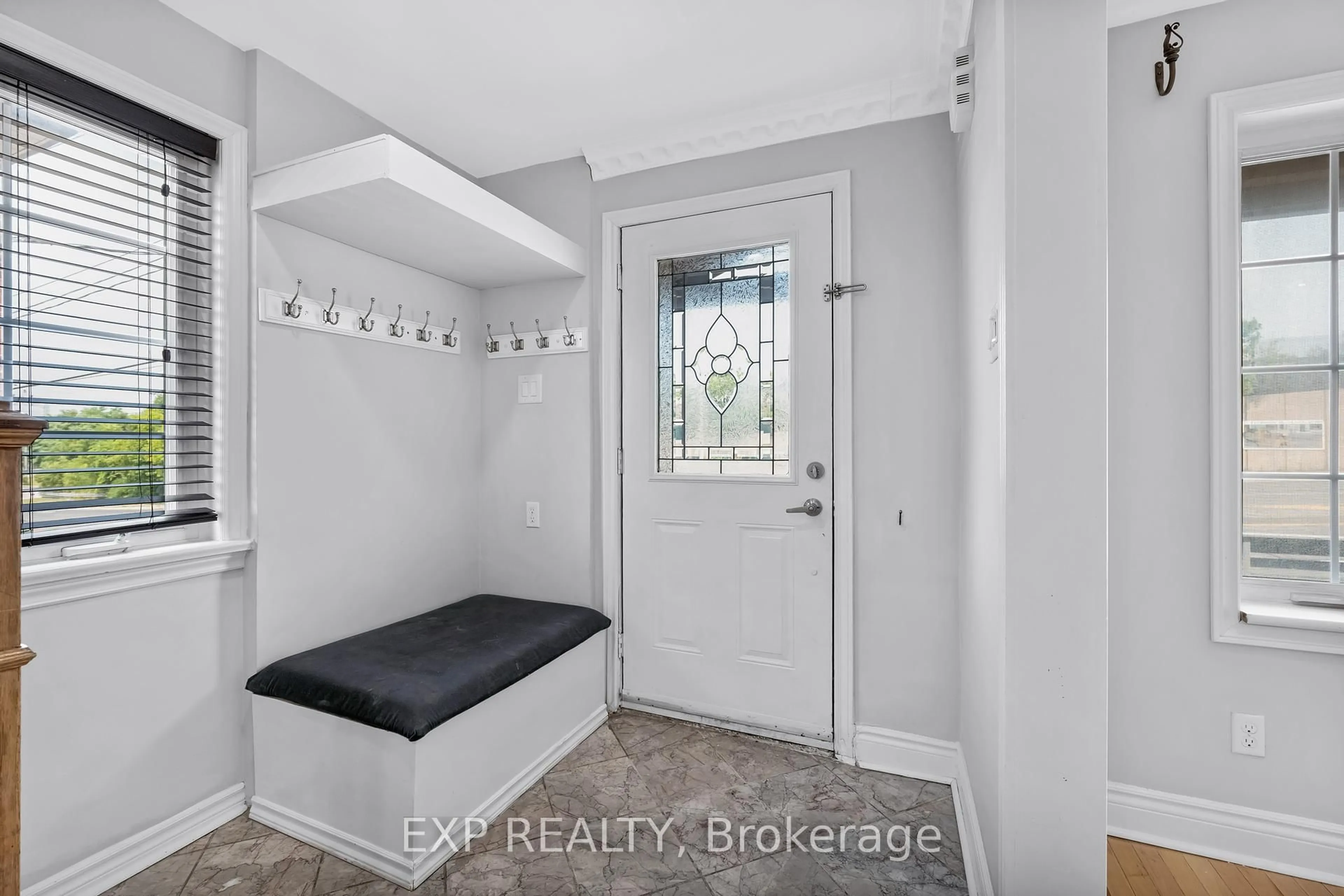 Indoor entryway for 722 Weston Rd, Toronto Ontario M6N 3R5