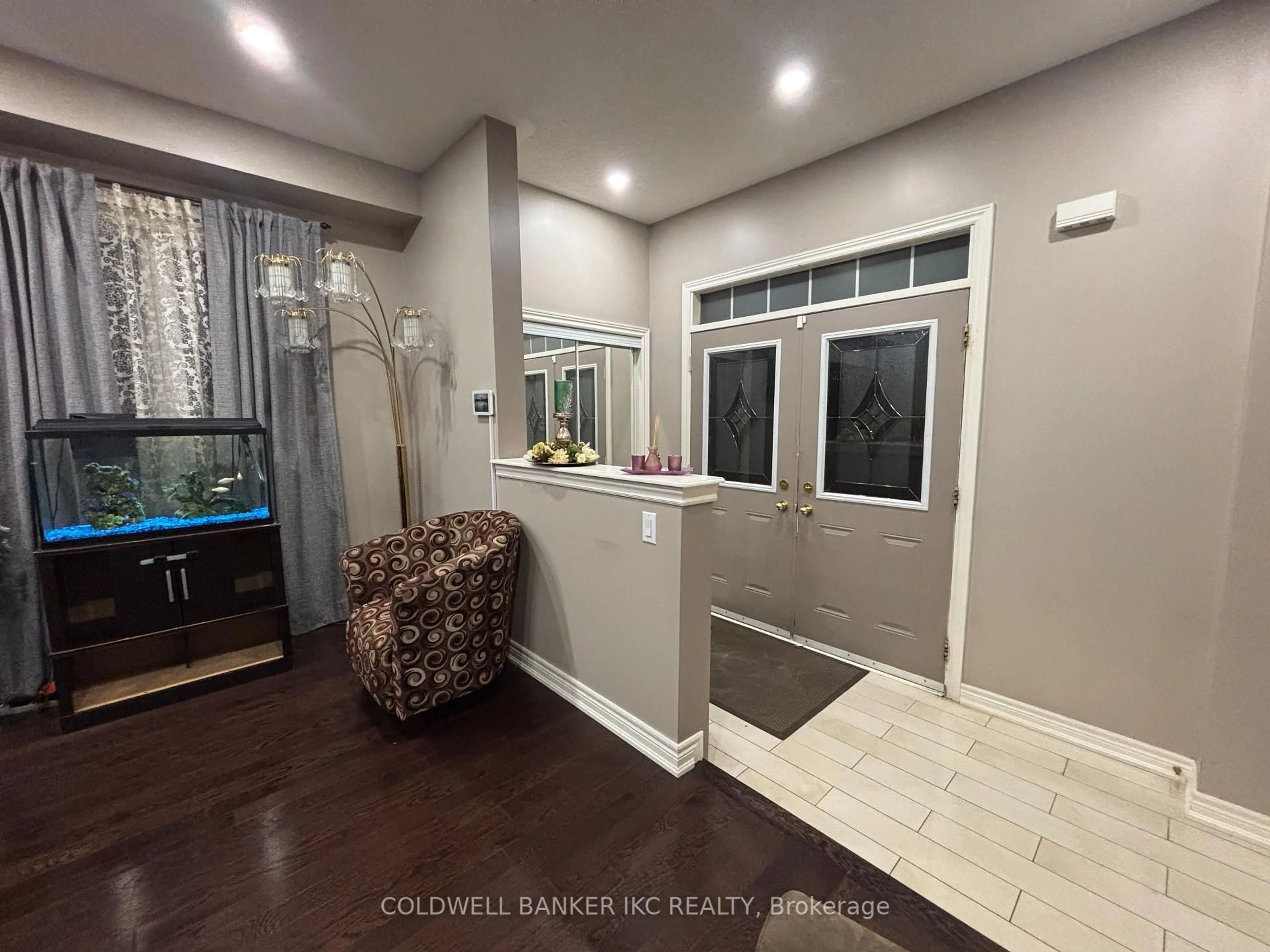 Indoor entryway for 255 Dalgleish Gdn Garden, Milton Ontario L9T 6Z8