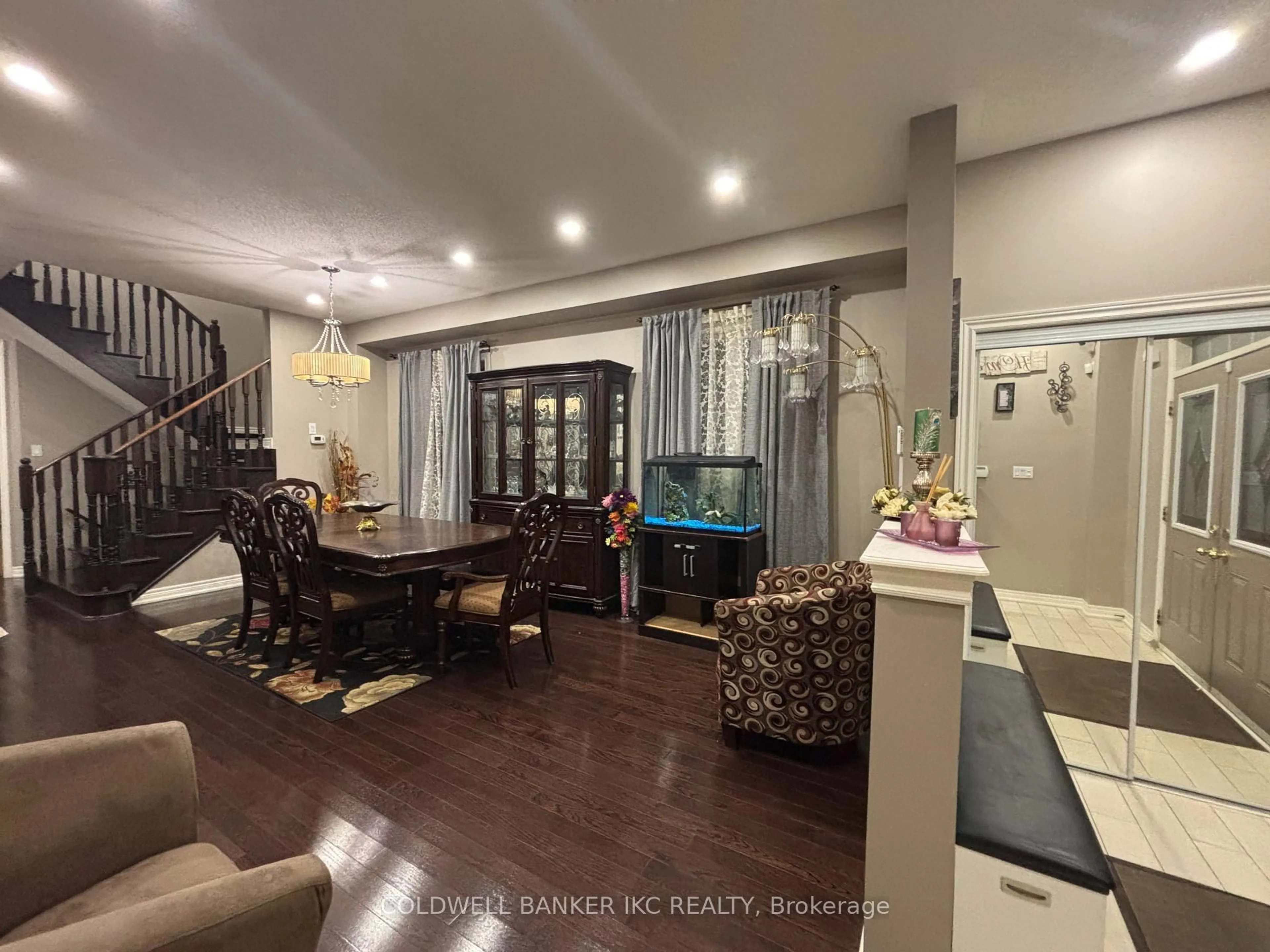 Living room with furniture, wood/laminate floor for 255 Dalgleish Gdn Garden, Milton Ontario L9T 6Z8