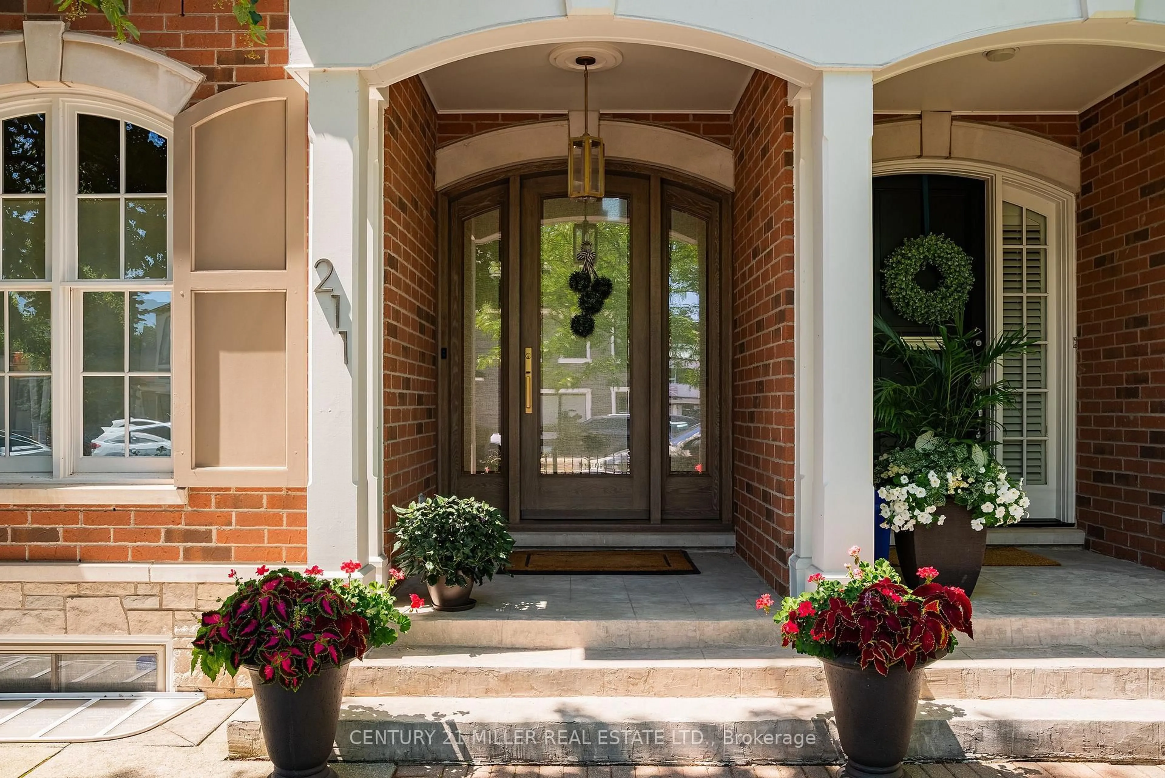Indoor entryway for 211 Church St, Oakville Ontario L6J 1N4