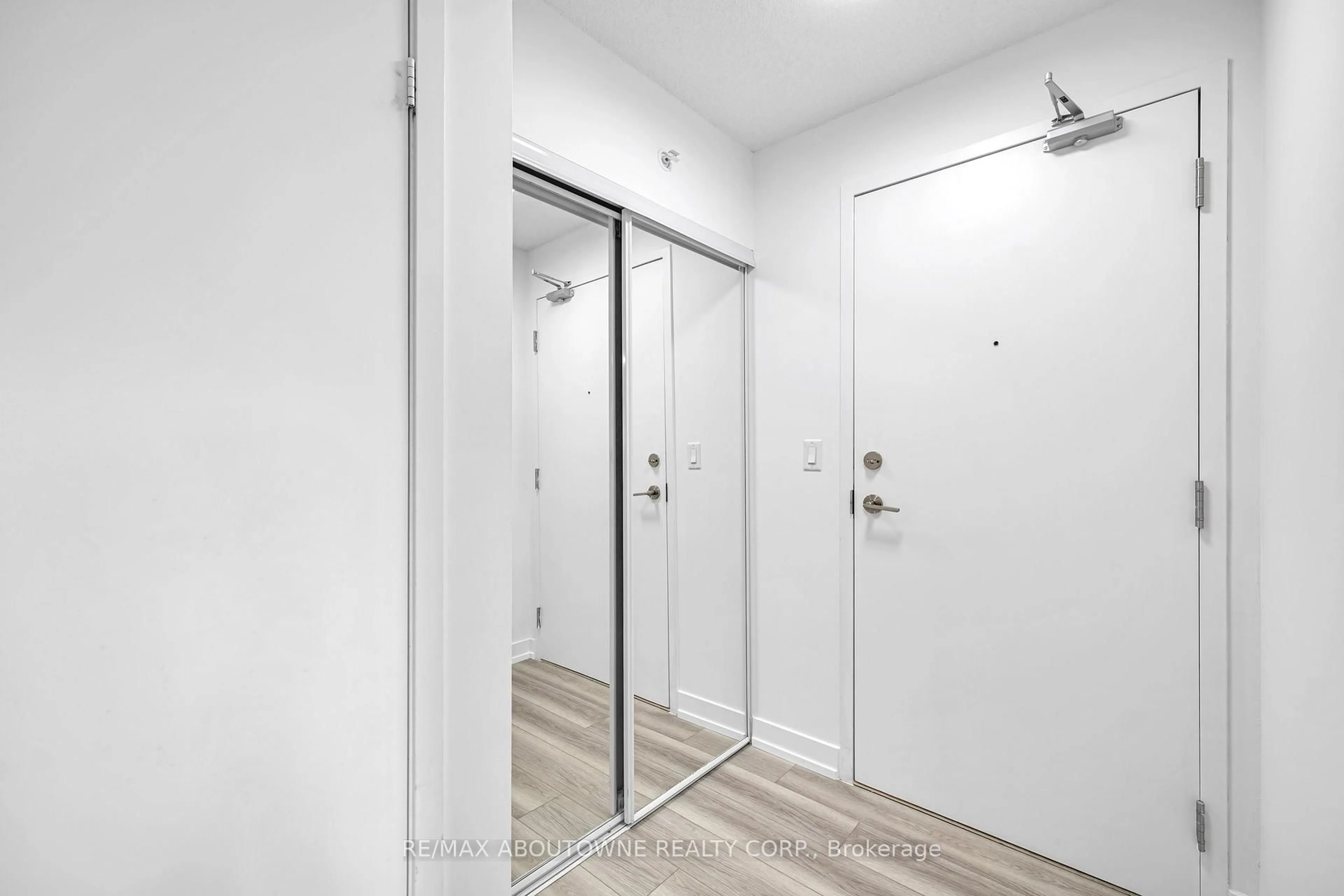 Indoor entryway for 1410 Dupont St #1105, Toronto Ontario M6H 0B6