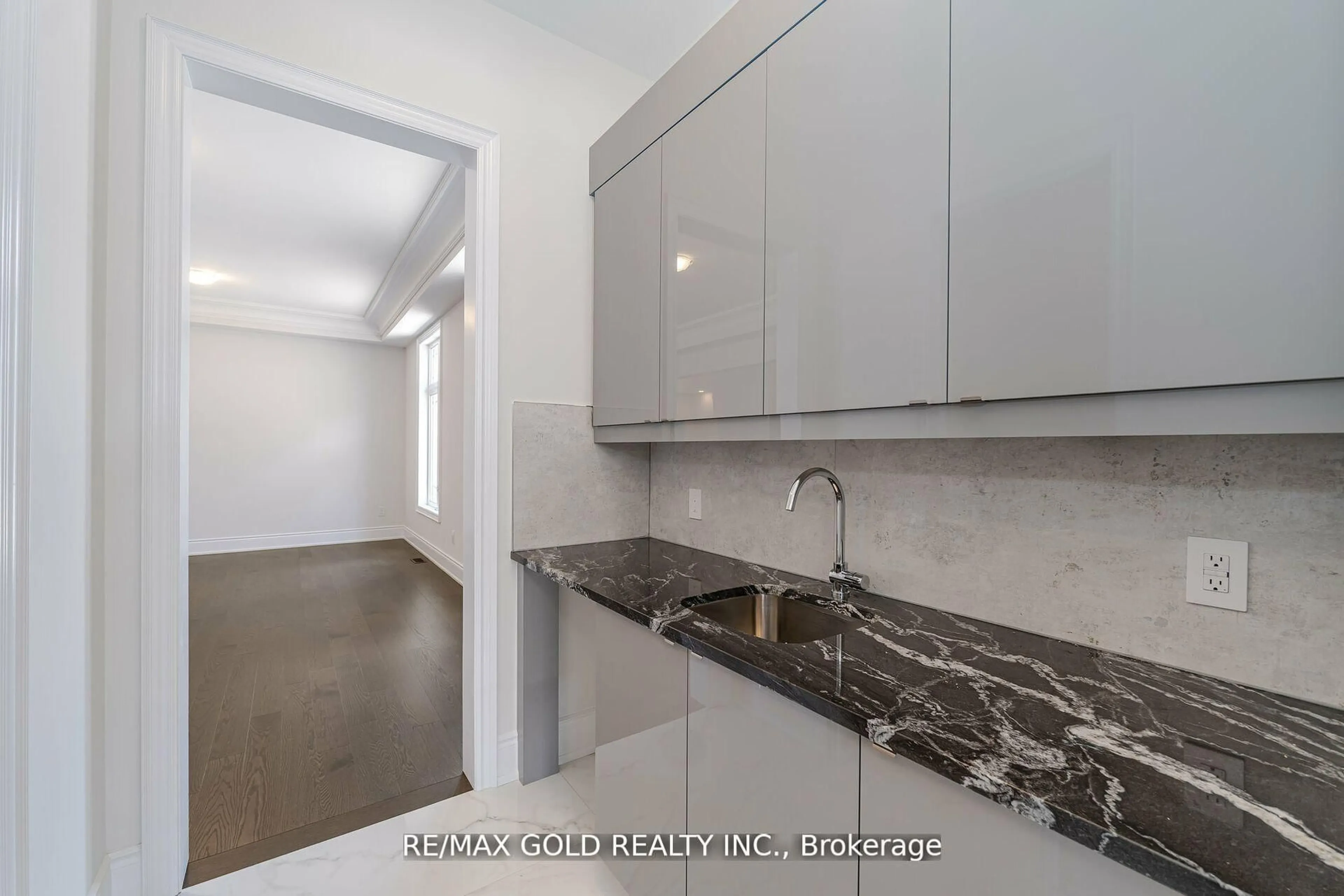 Standard kitchen, unknown for 80 Raspberry Ridge Ave, Caledon Ontario L7C 4N2