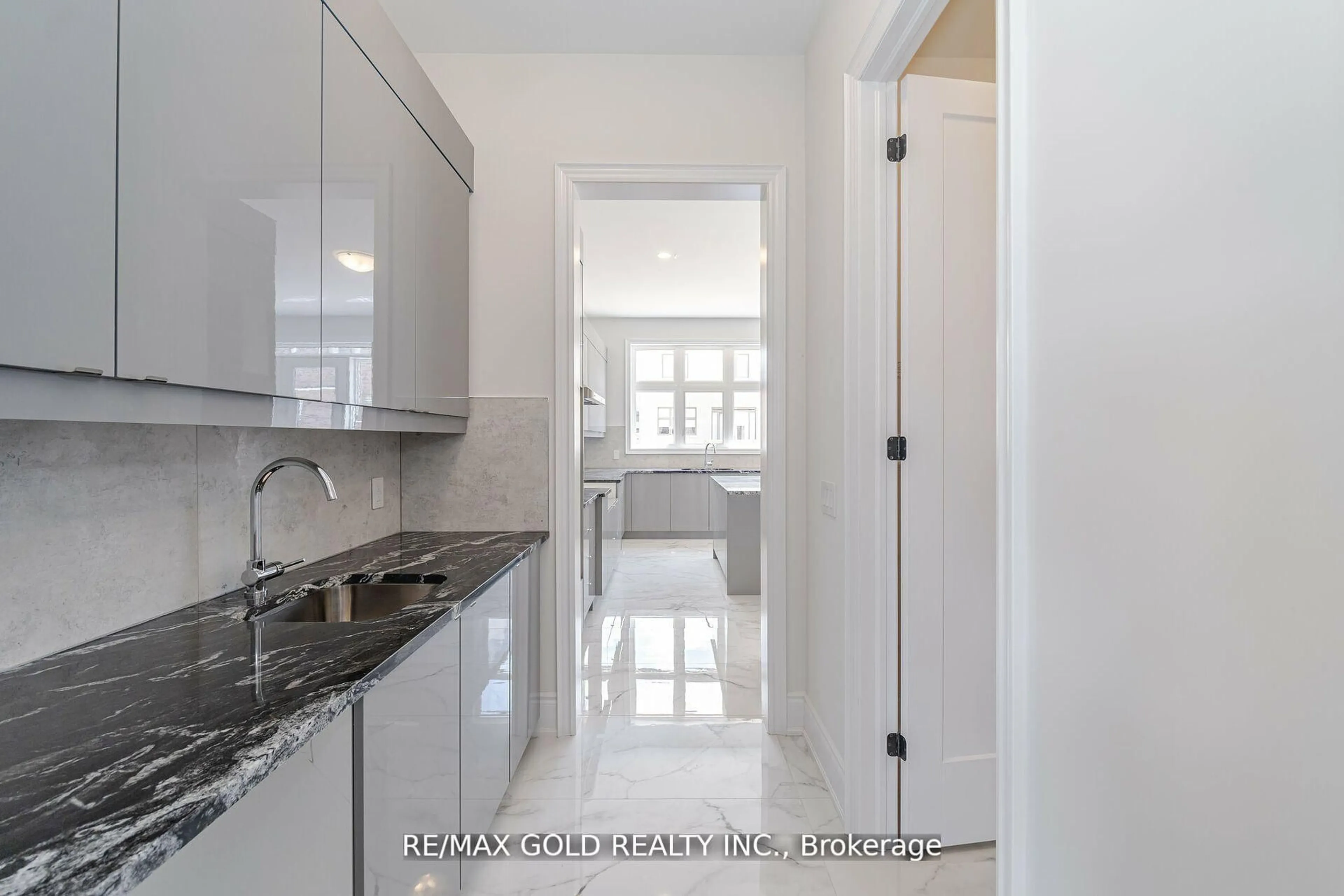 Standard kitchen, ceramic/tile floor for 80 Raspberry Ridge Ave, Caledon Ontario L7C 4N2