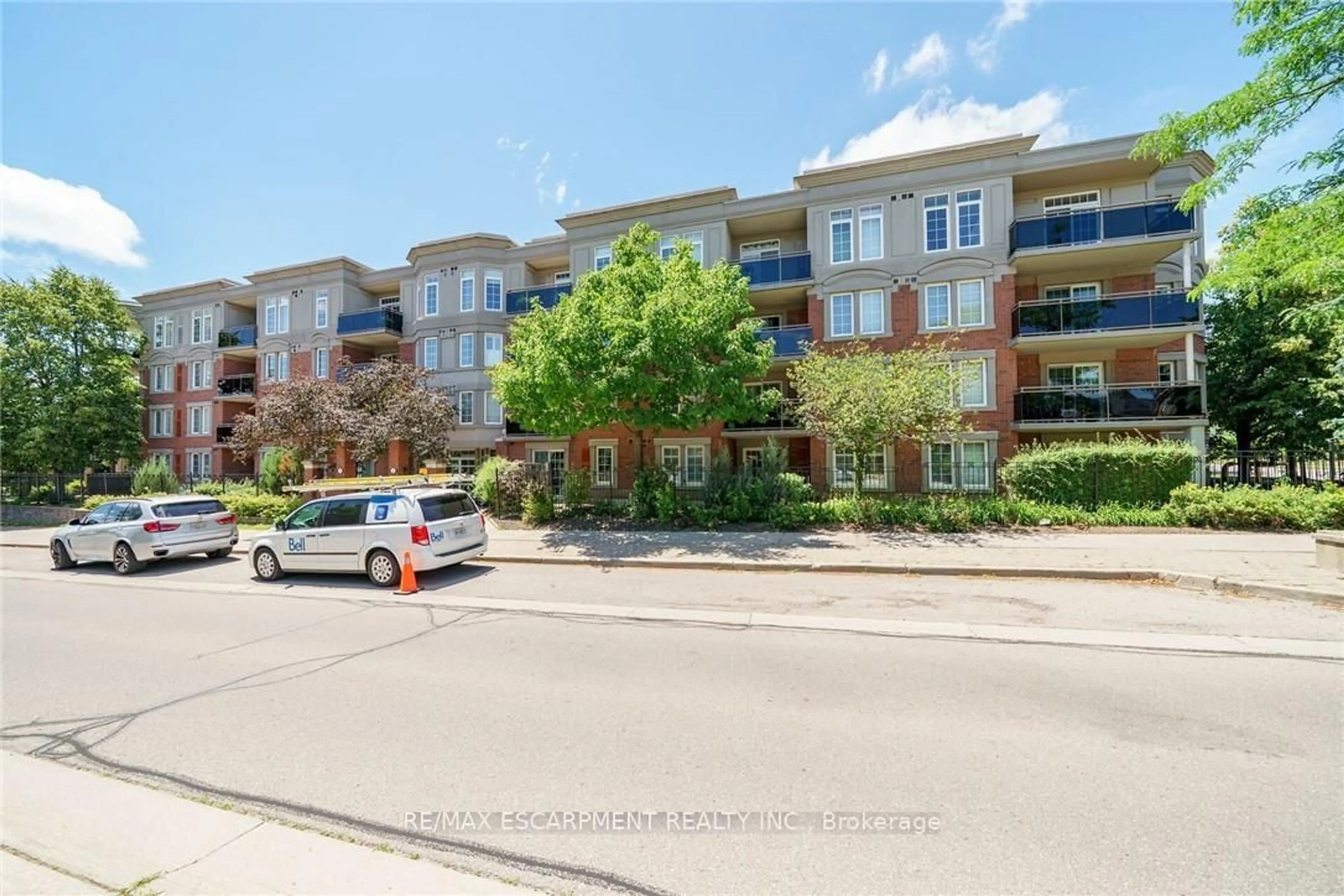 A pic from outside/outdoor area/front of a property/back of a property/a pic from drone, street for 2300 Parkhaven Blvd #407, Oakville Ontario L6H 6V9