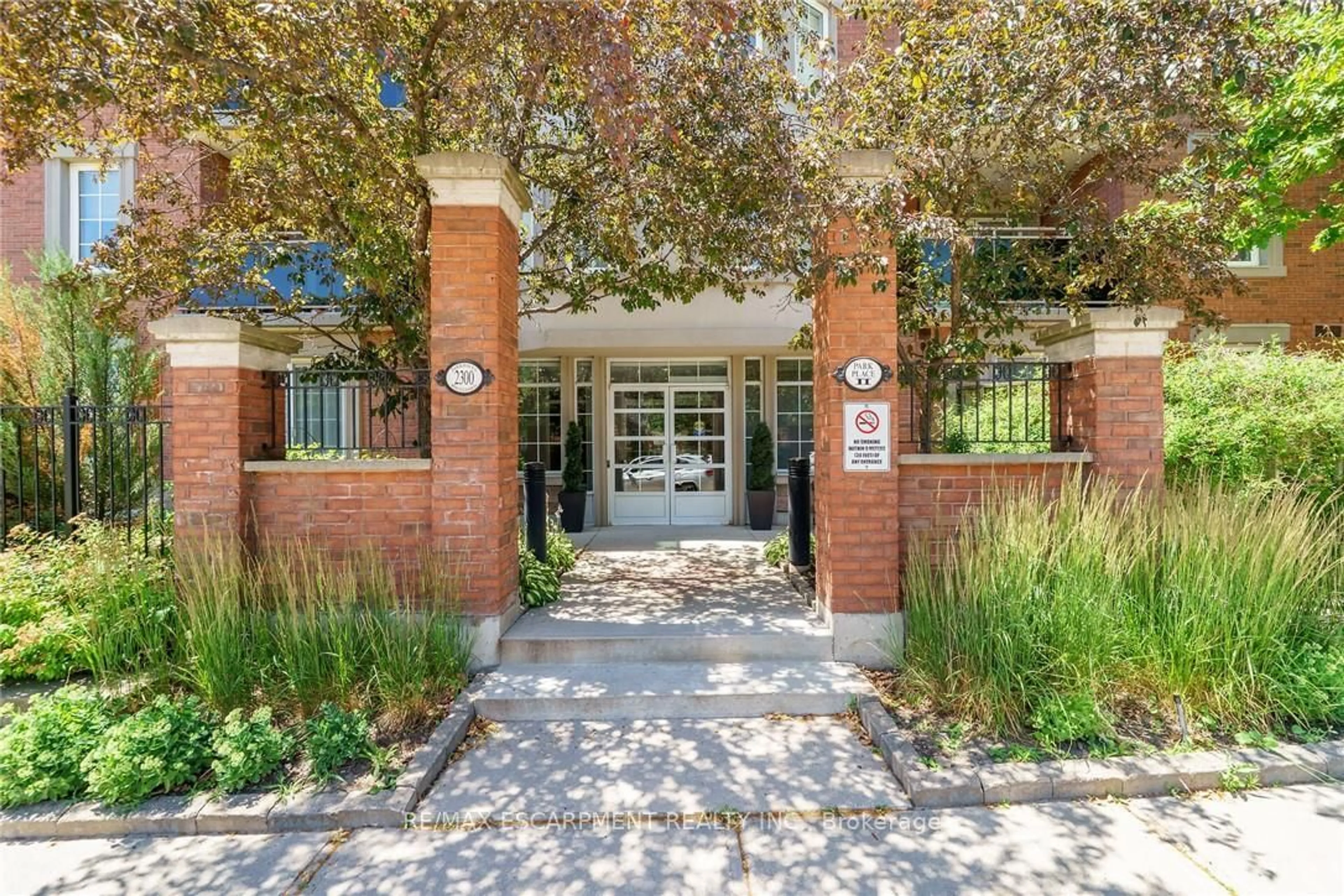 Indoor foyer for 2300 Parkhaven Blvd #407, Oakville Ontario L6H 6V9