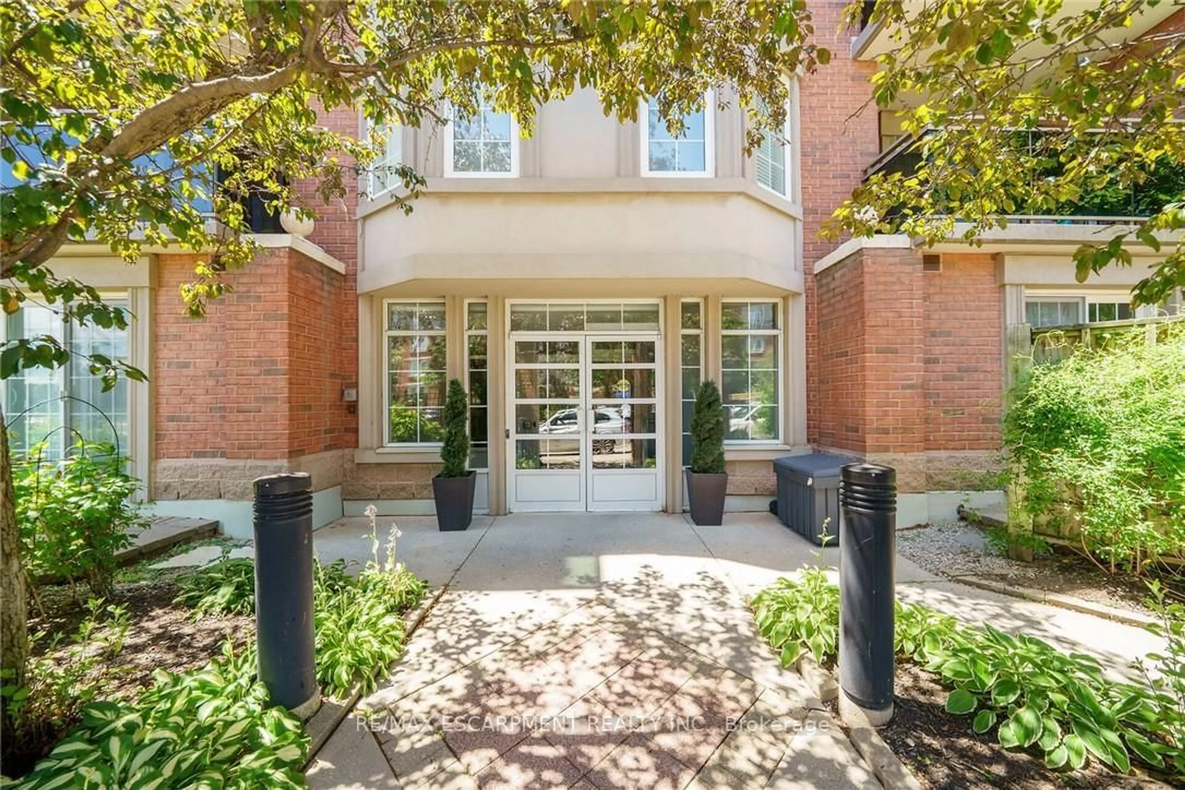 Indoor foyer for 2300 Parkhaven Blvd #407, Oakville Ontario L6H 6V9