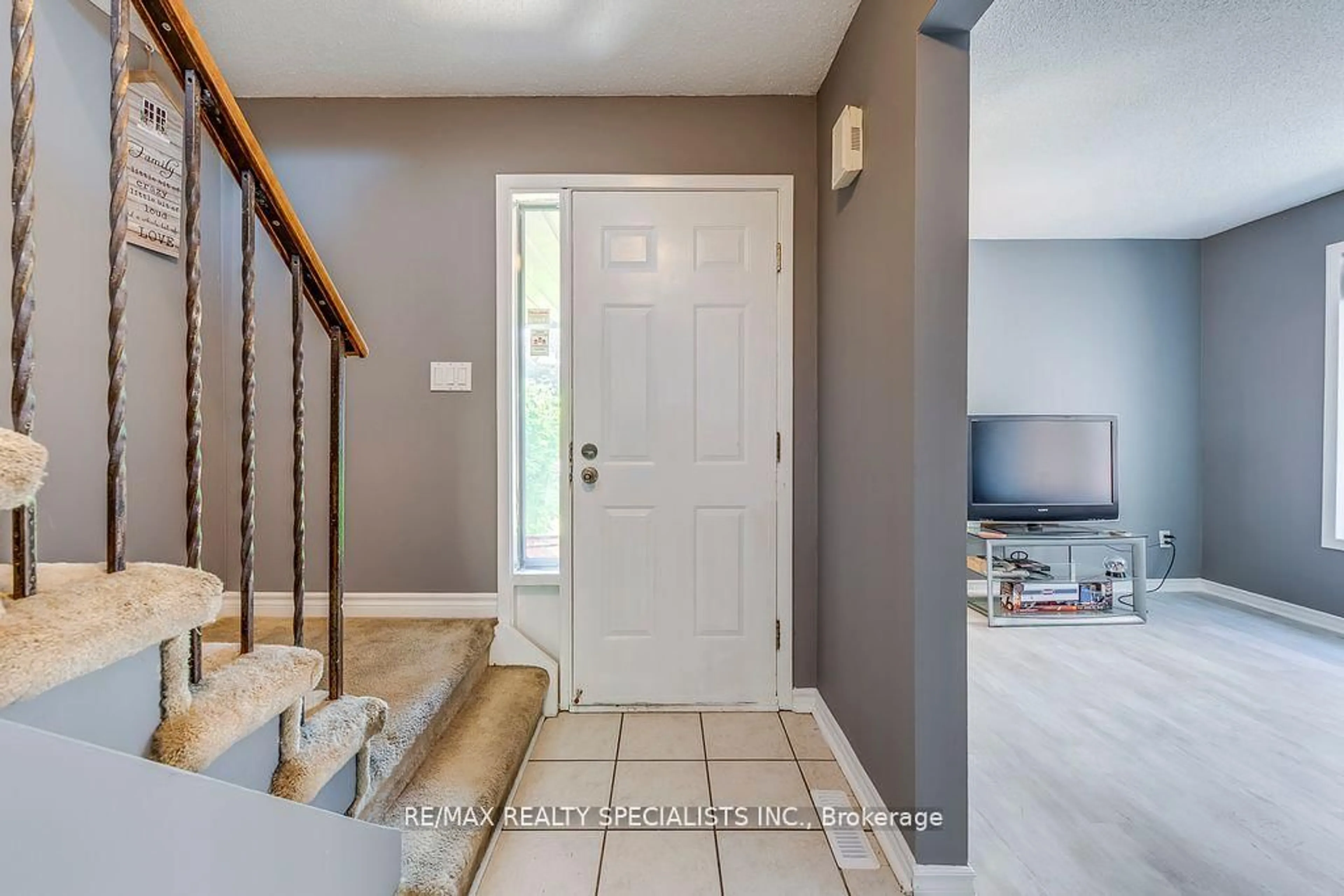 Indoor entryway for 22 Scotia Dr, Brampton Ontario L6Y 2W4