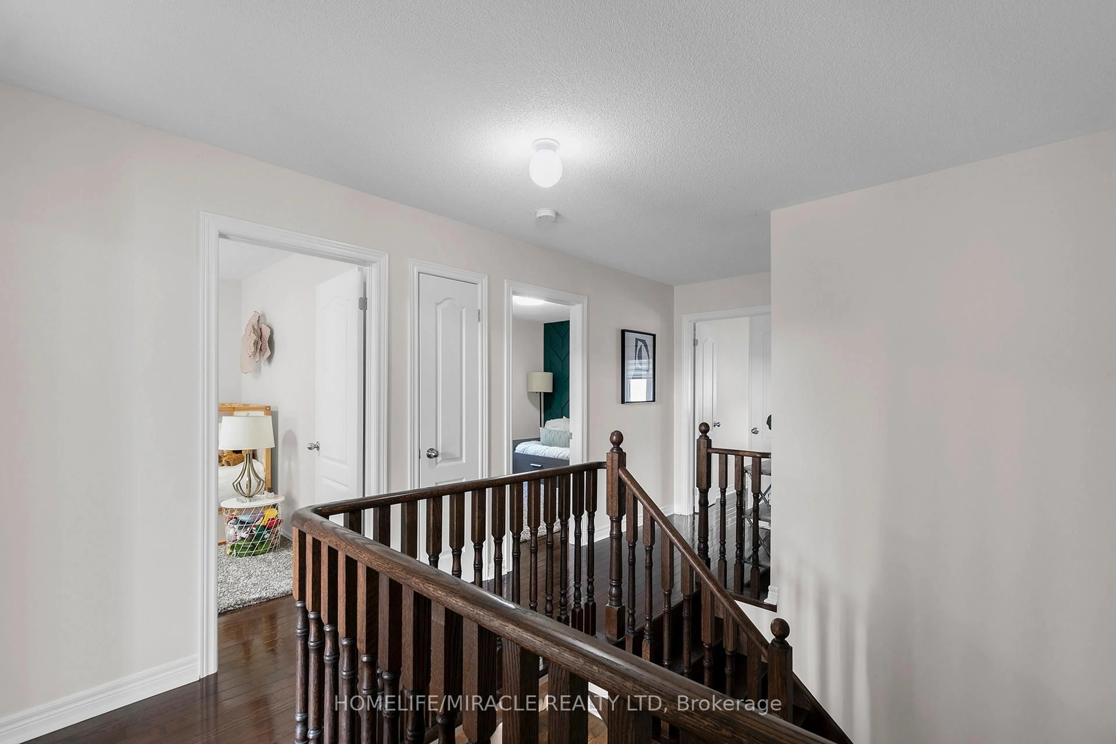 Indoor entryway for 10 Dormington Cres, Brampton Ontario L6P 3S9