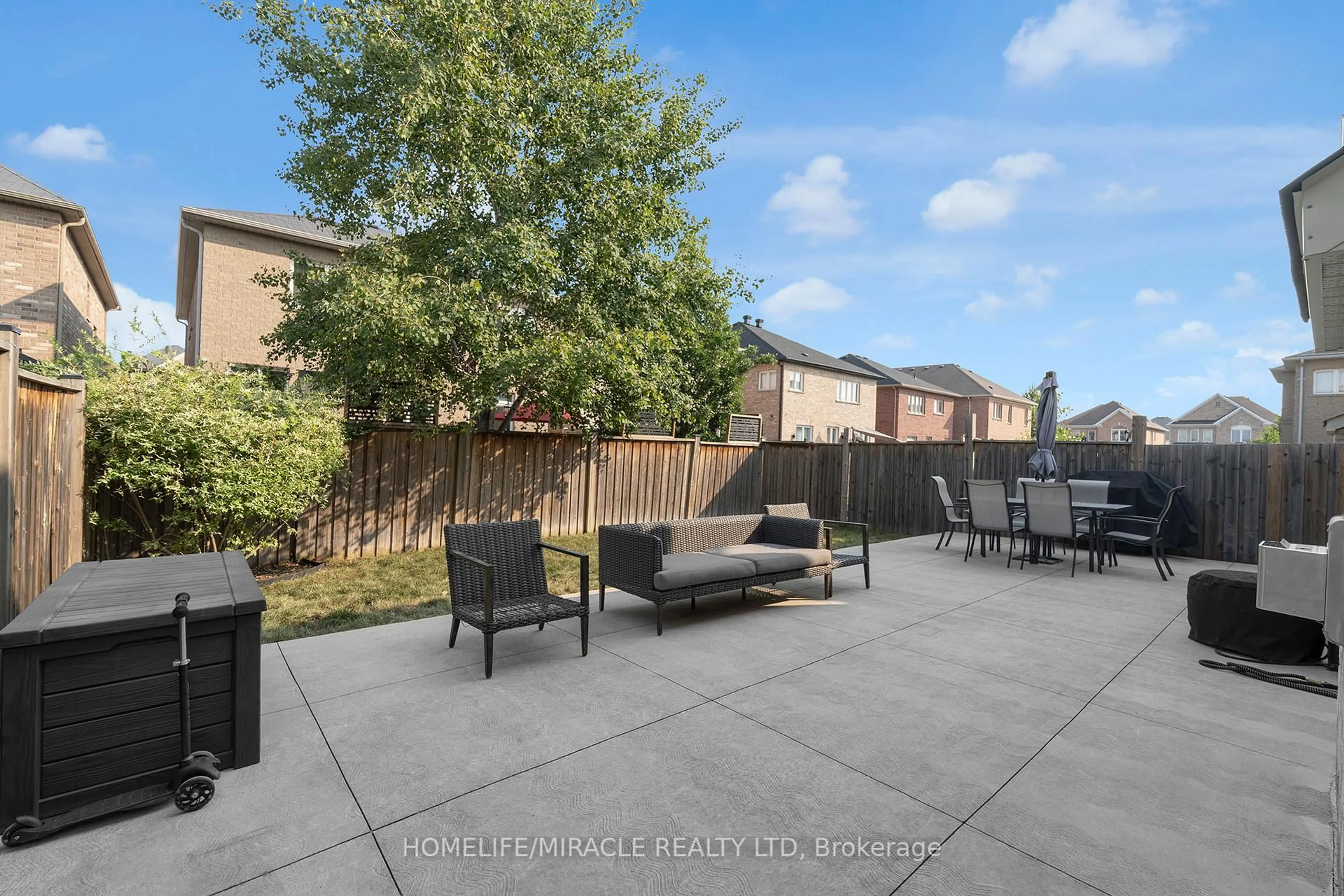 Patio, street for 10 Dormington Cres, Brampton Ontario L6P 3S9