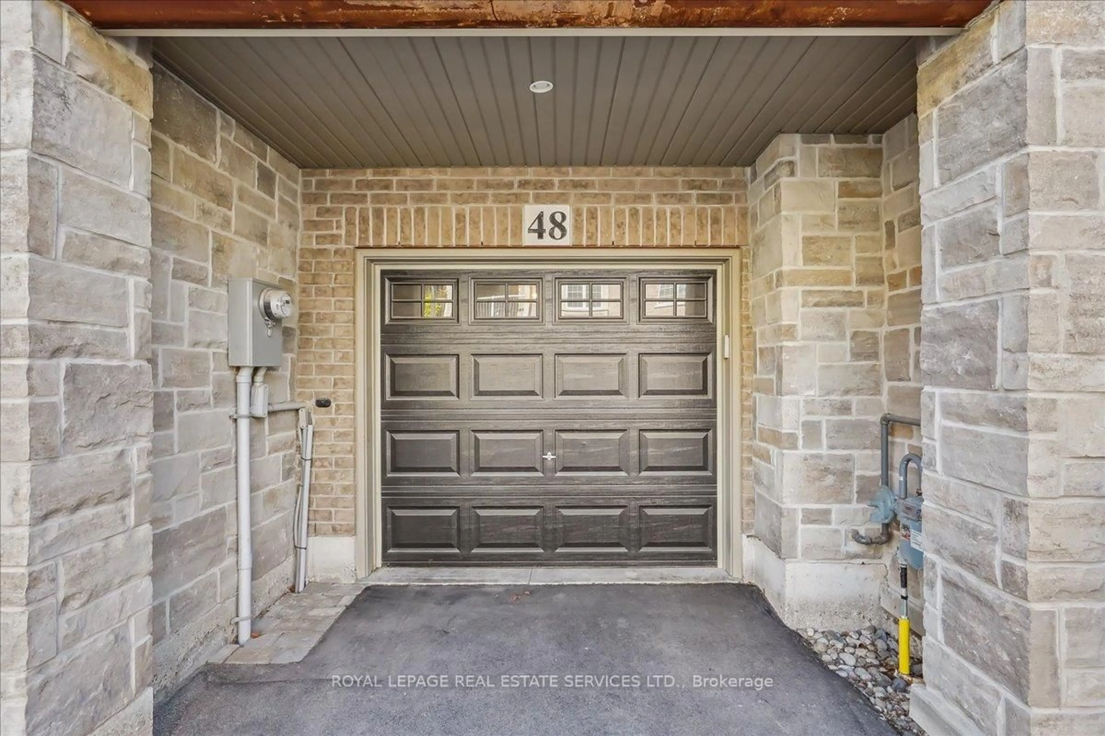Indoor entryway for 2086 Ghent Ave #48, Burlington Ontario L7R 0E1