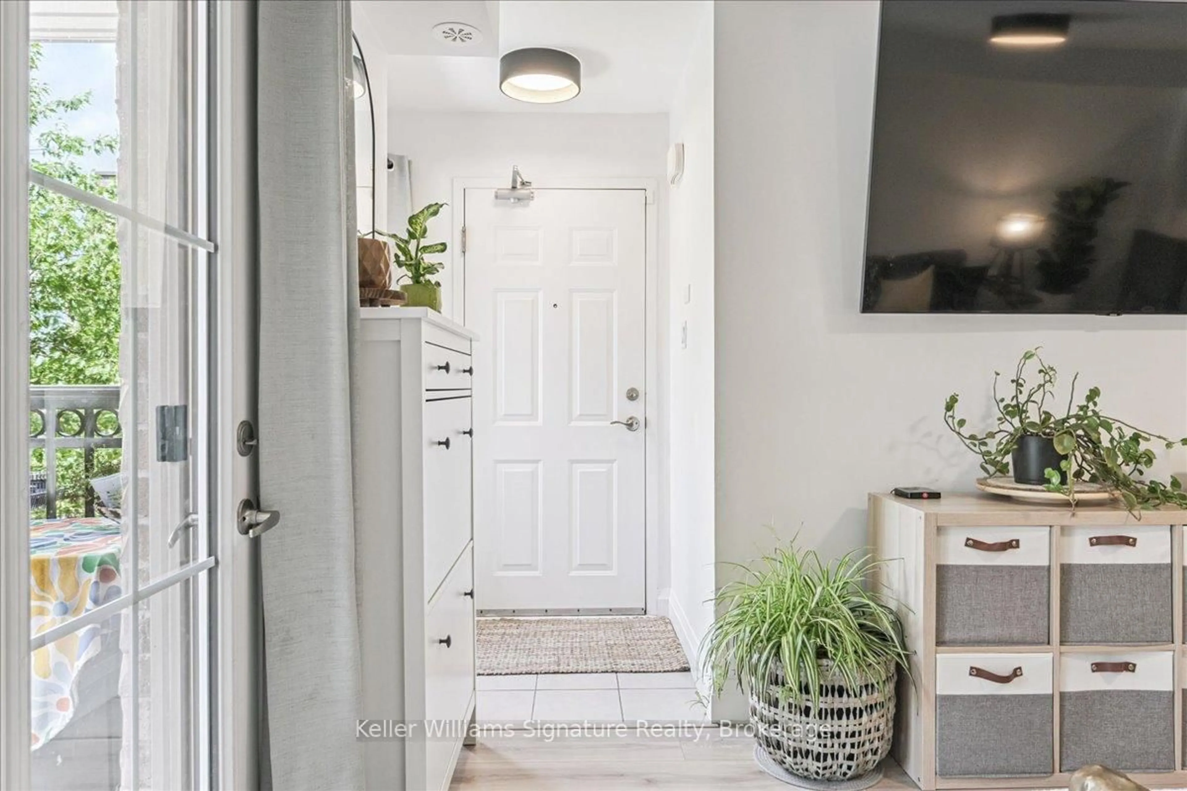 Indoor entryway for 2441 Greenwich Dr #98, Oakville Ontario L6M 0S4