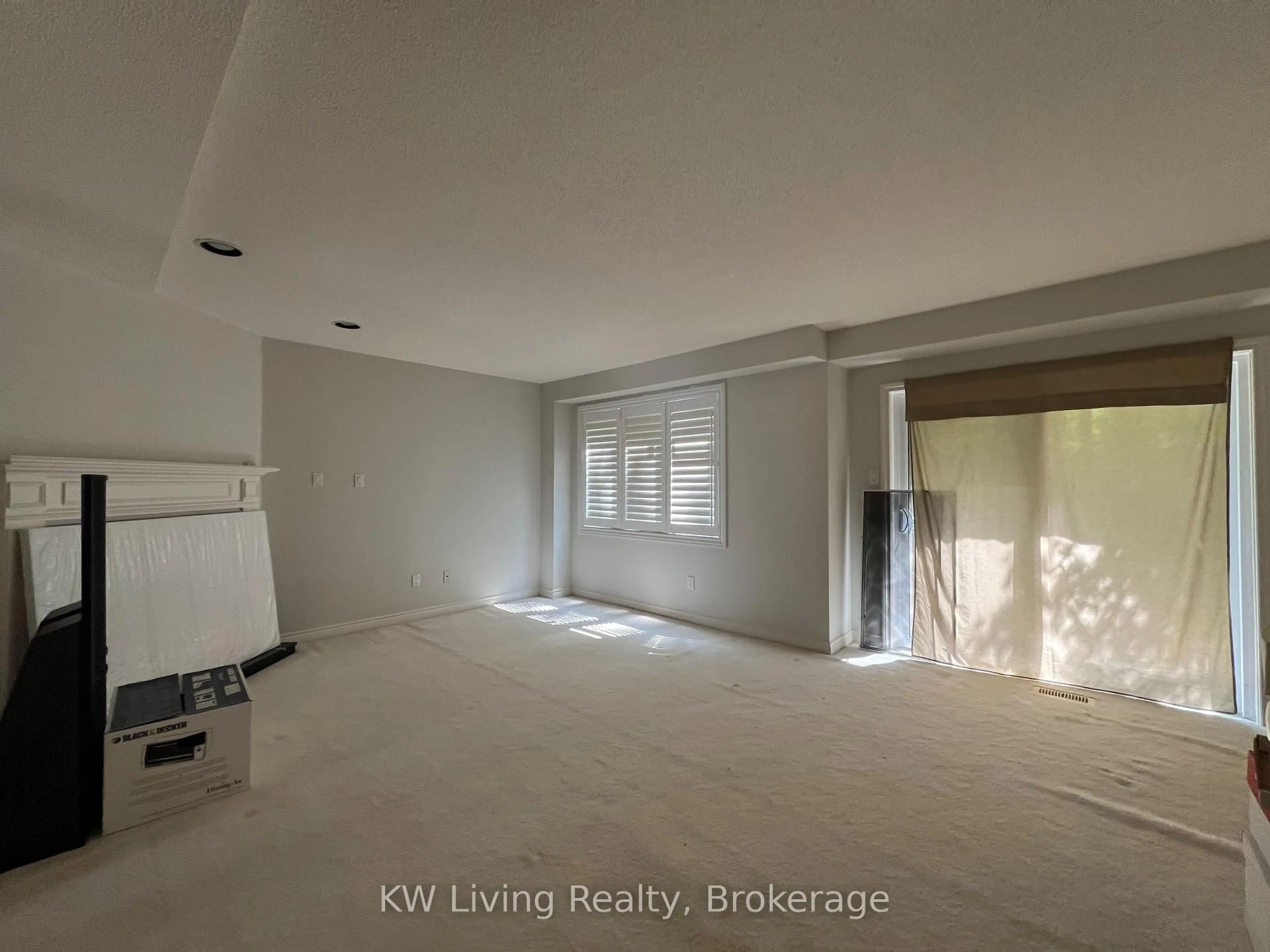 A pic of a room for 5490 Glen Erin Dr #35, Mississauga Ontario L5M 5R4