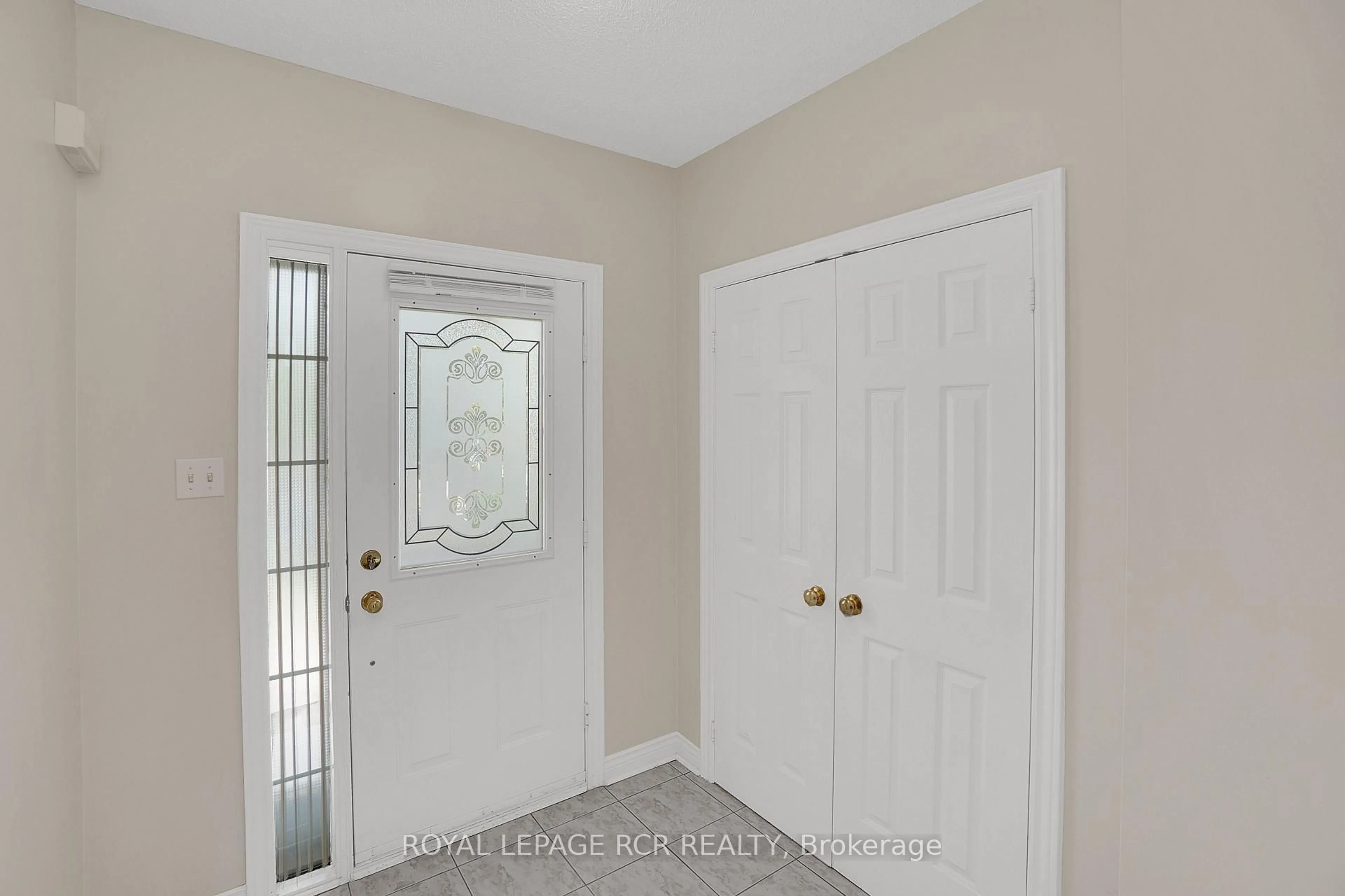 Indoor entryway for 32 Waterbury St, Caledon Ontario L7E 1X2