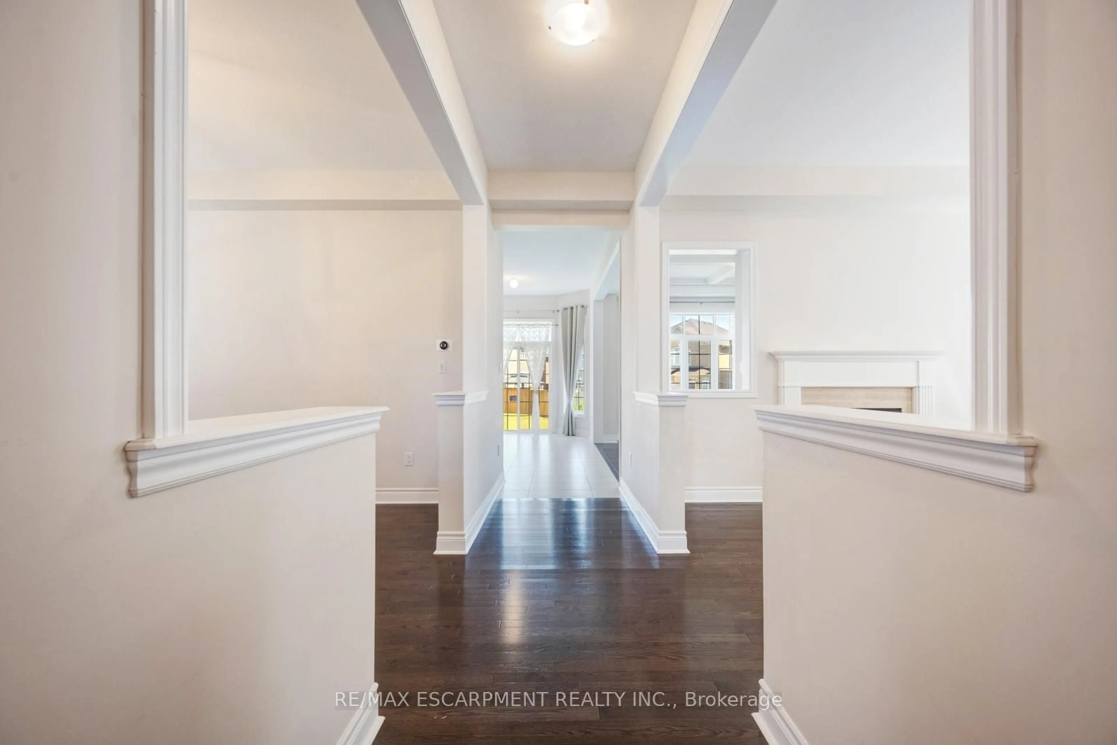 Indoor entryway for 232 Niagara Tr, Halton Hills Ontario L7G 0M4