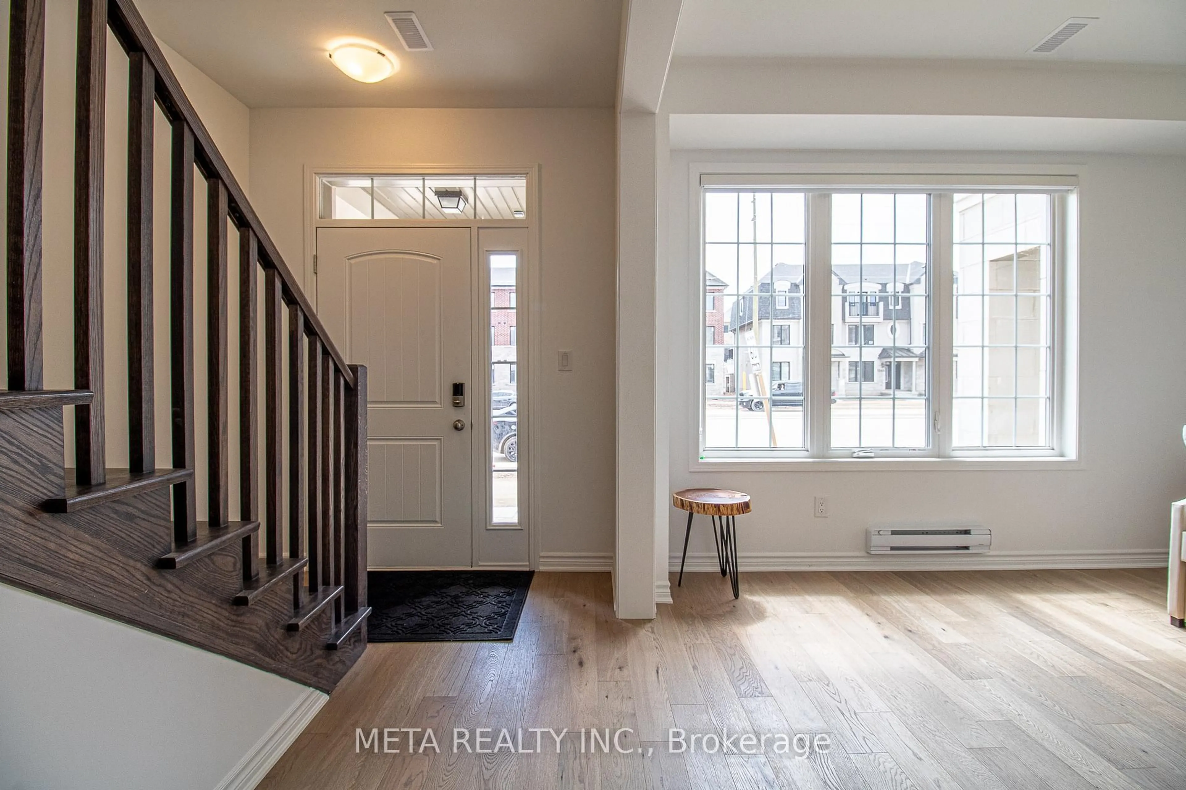 Indoor entryway for 1359 William Halton Pkwy, Oakville Ontario L6H 7B3