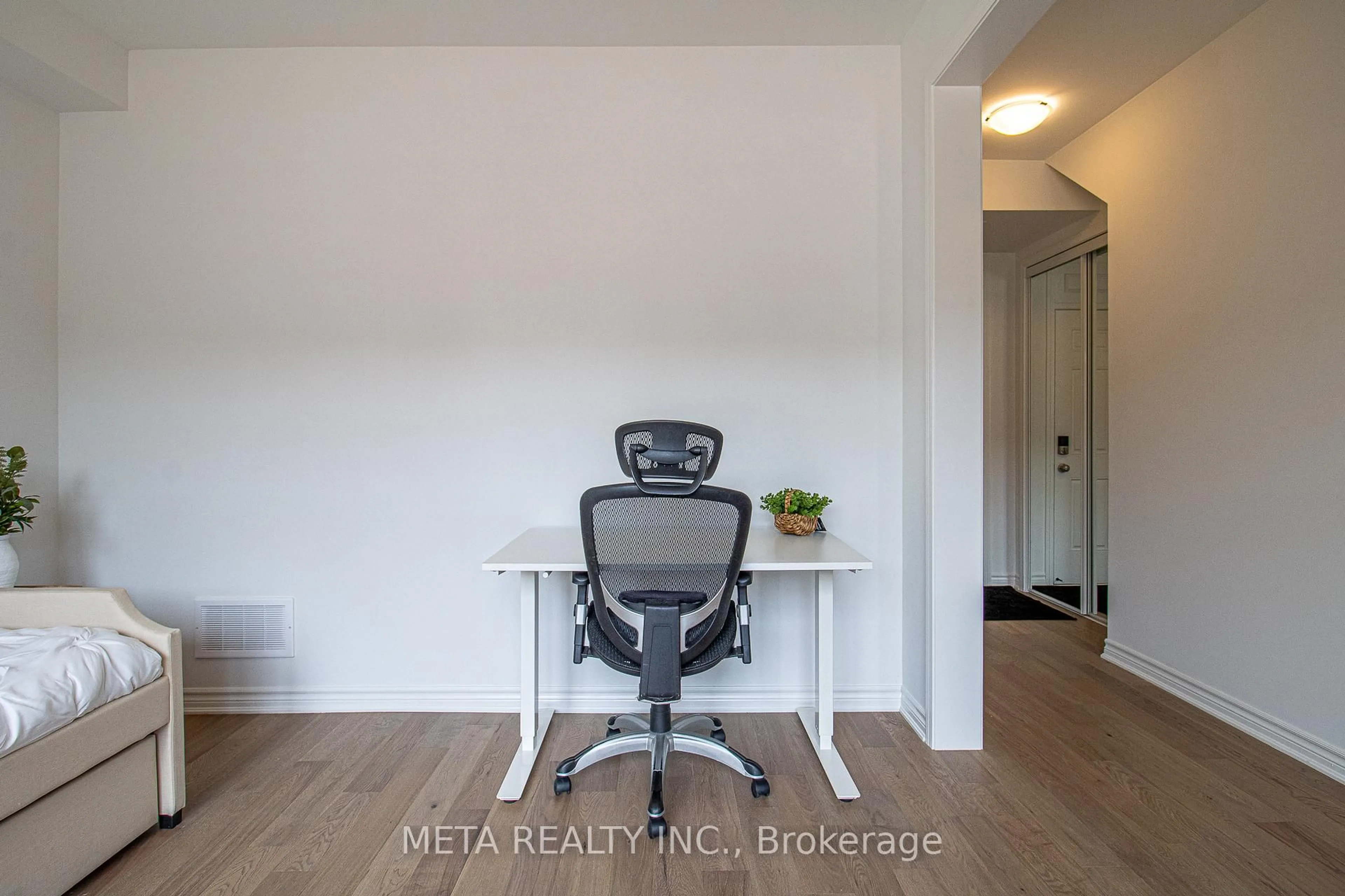 A pic of a room for 1359 William Halton Pkwy, Oakville Ontario L6H 7B3