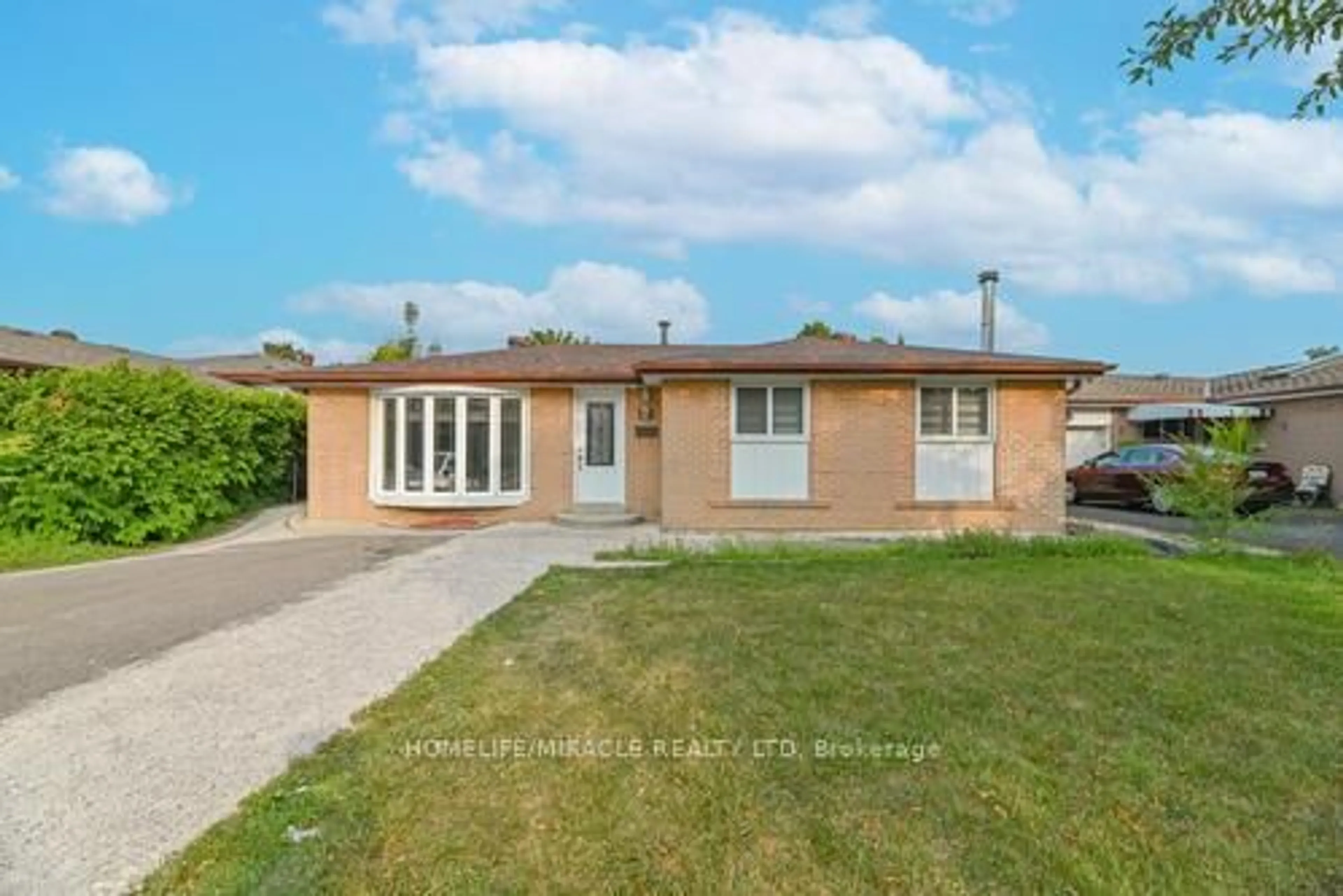 A pic from outside/outdoor area/front of a property/back of a property/a pic from drone, street for 6 Beechwood Cres, Brampton Ontario L6T 1Y1