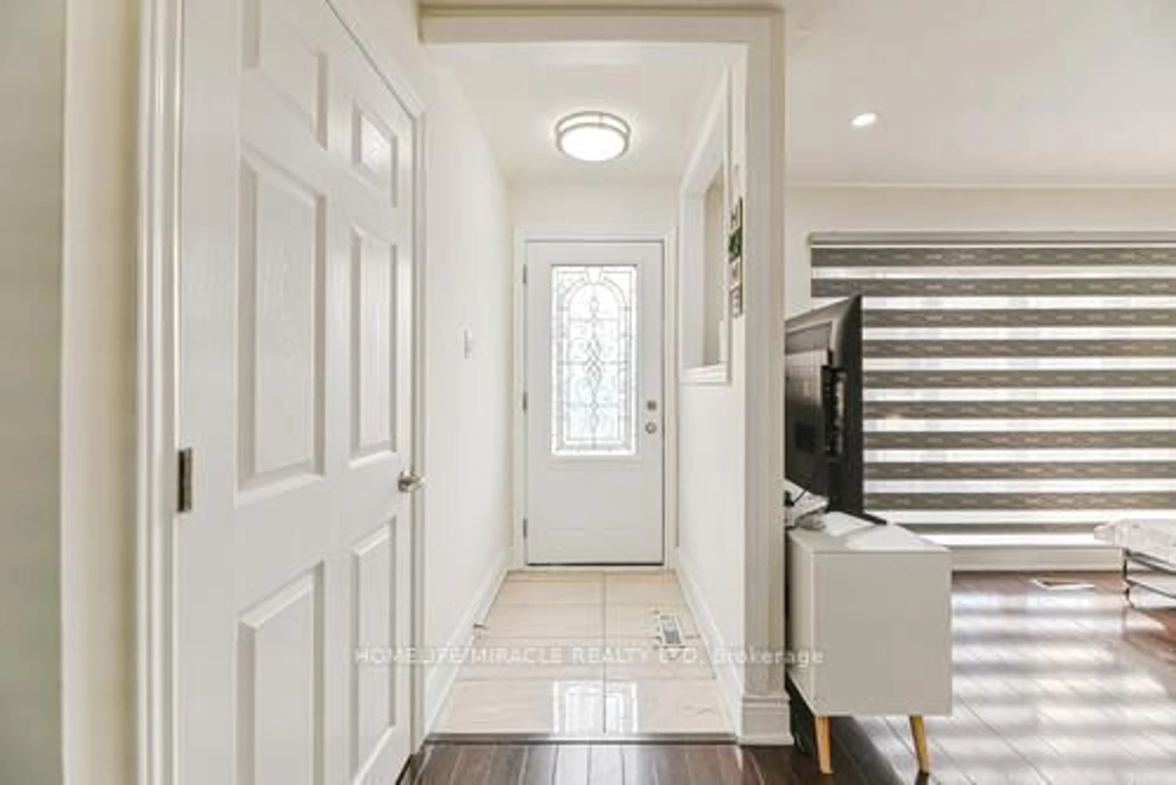 Indoor entryway for 6 Beechwood Cres, Brampton Ontario L6T 1Y1