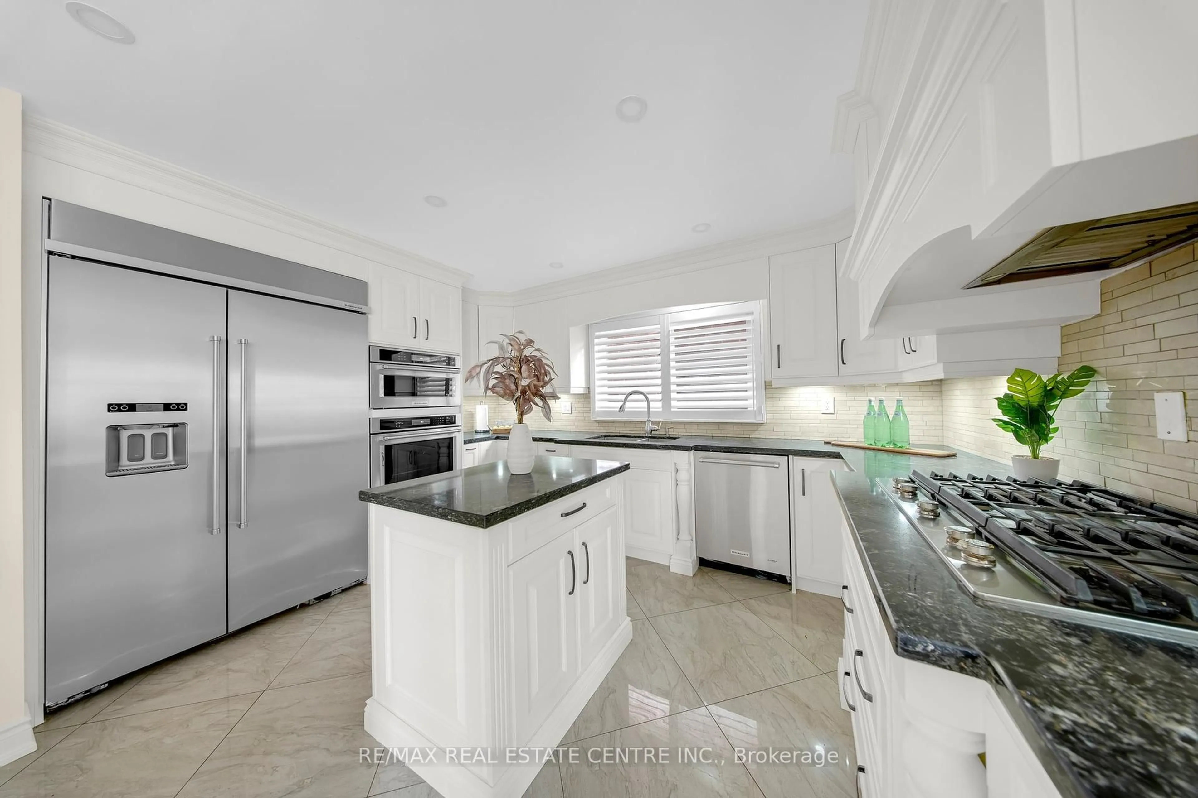 Open concept kitchen, ceramic/tile floor for 30 Oaklea Blvd, Brampton Ontario L6Y 4G5