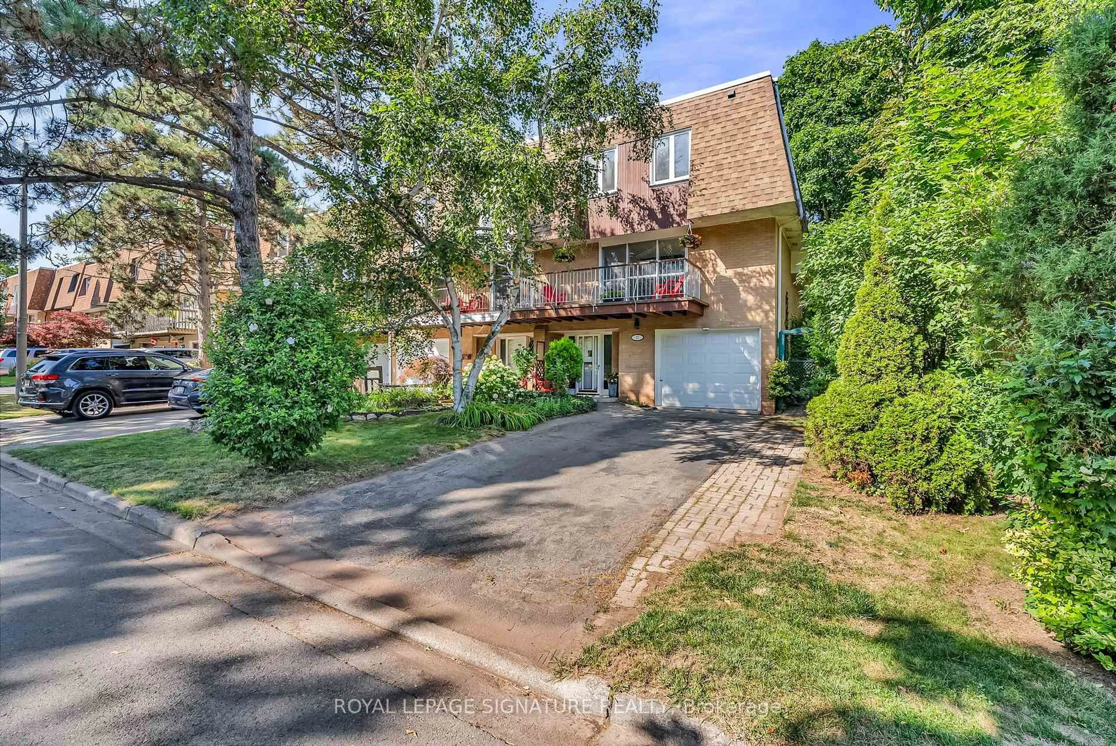 A pic from outside/outdoor area/front of a property/back of a property/a pic from drone, street for 27 Tulip St, Oakville Ontario L6L 3V3