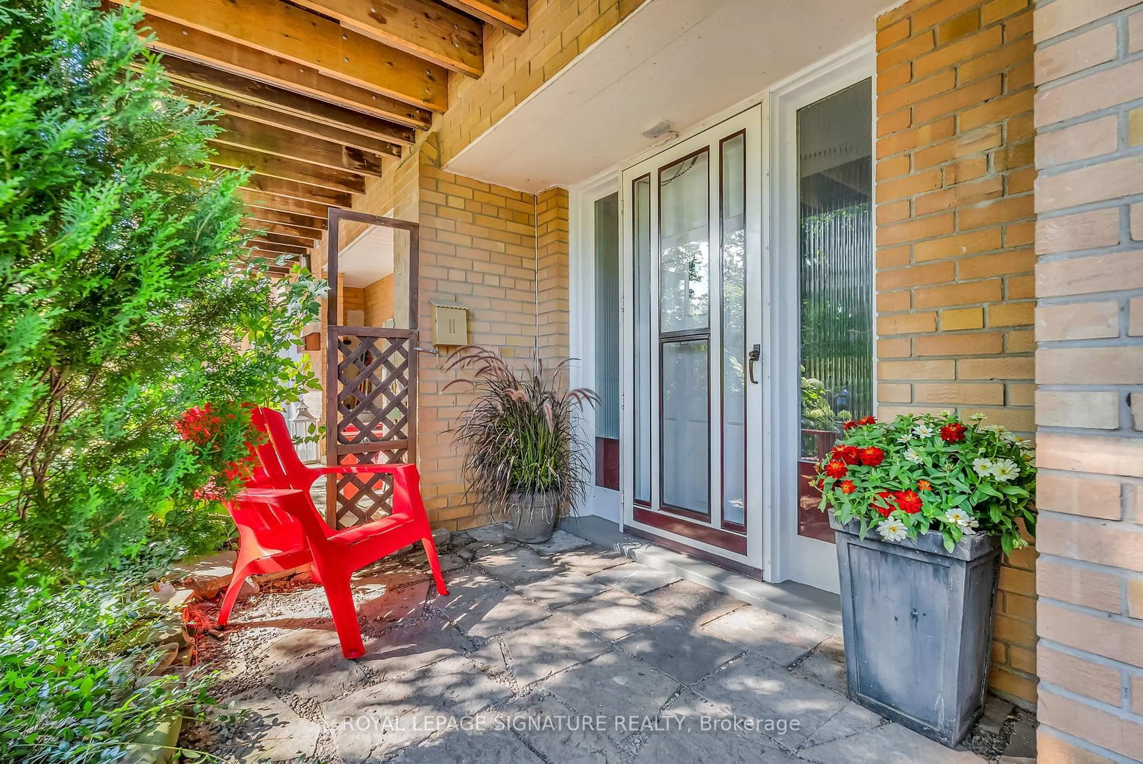 Patio, street for 27 Tulip St, Oakville Ontario L6L 3V3