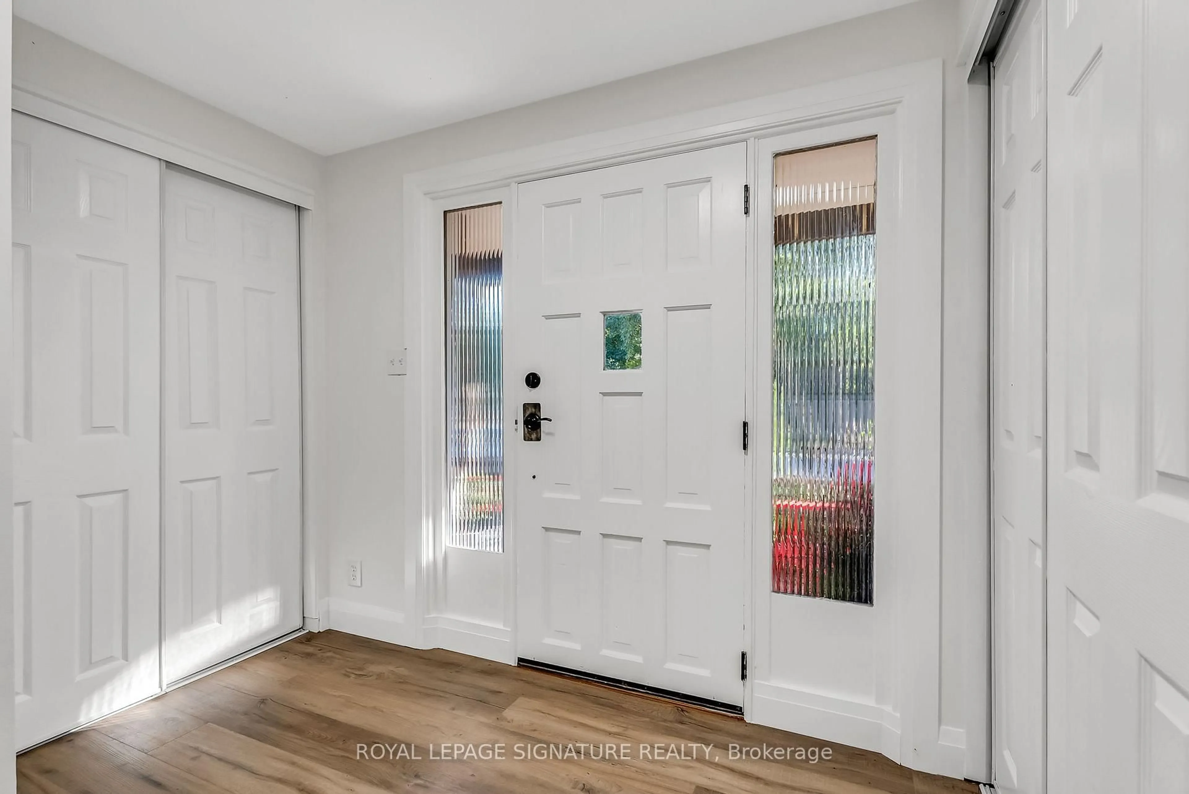 Indoor entryway for 27 Tulip St, Oakville Ontario L6L 3V3
