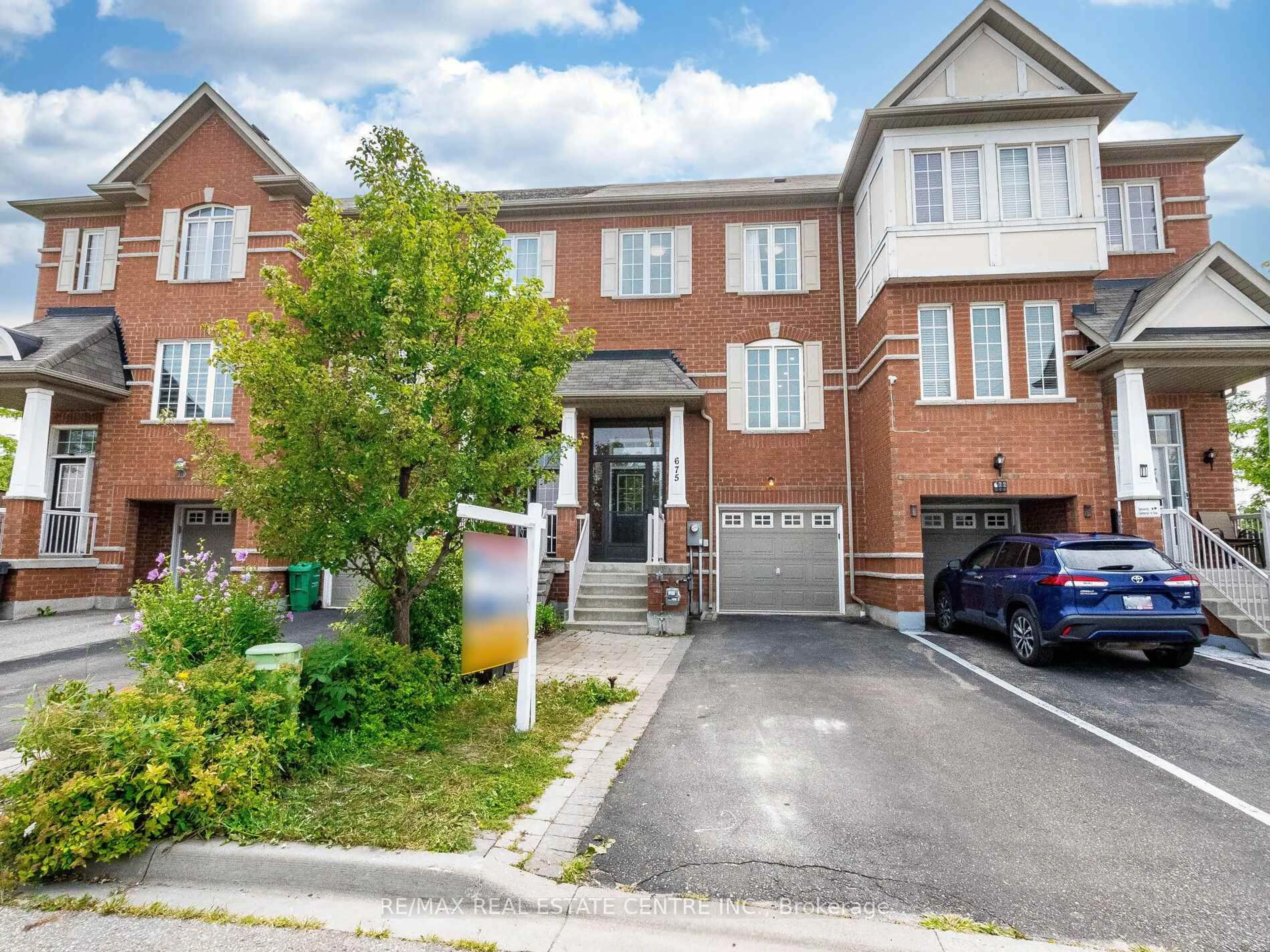 Home with brick exterior material, street for 675 Courtney Valley Rd, Mississauga Ontario L5V 0C4