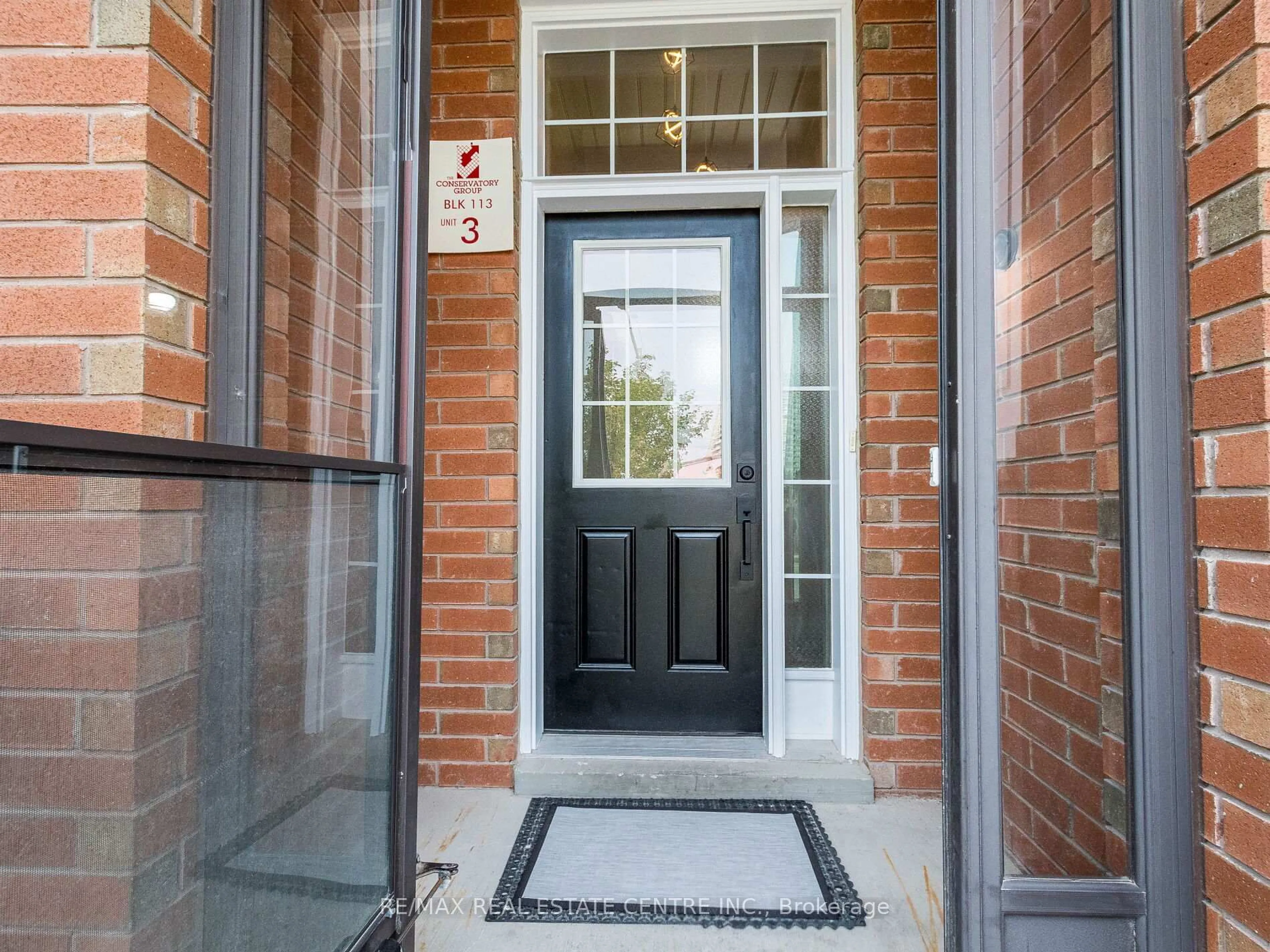 Indoor entryway for 675 Courtney Valley Rd, Mississauga Ontario L5V 0C4