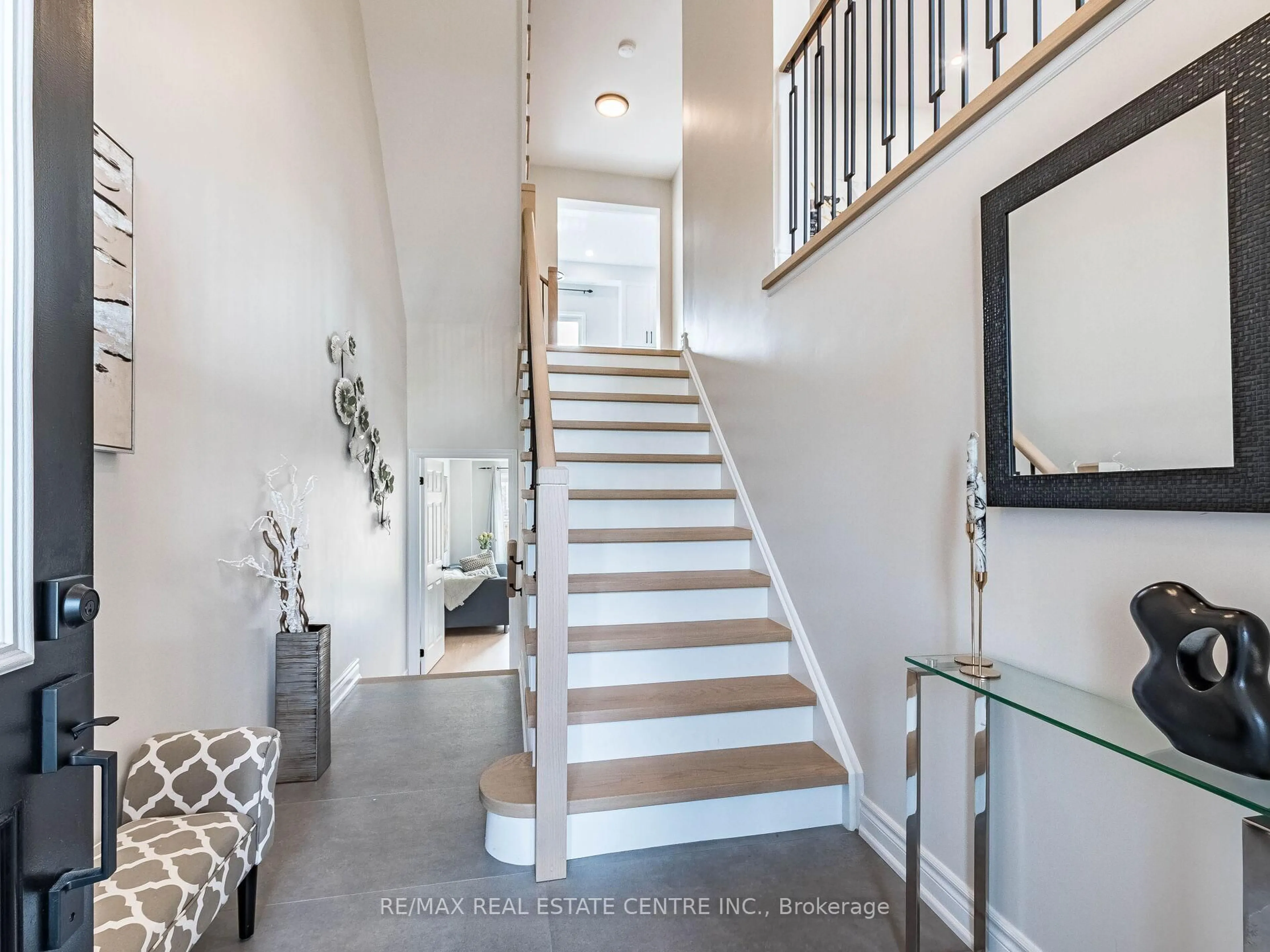 Indoor entryway for 675 Courtney Valley Rd, Mississauga Ontario L5V 0C4