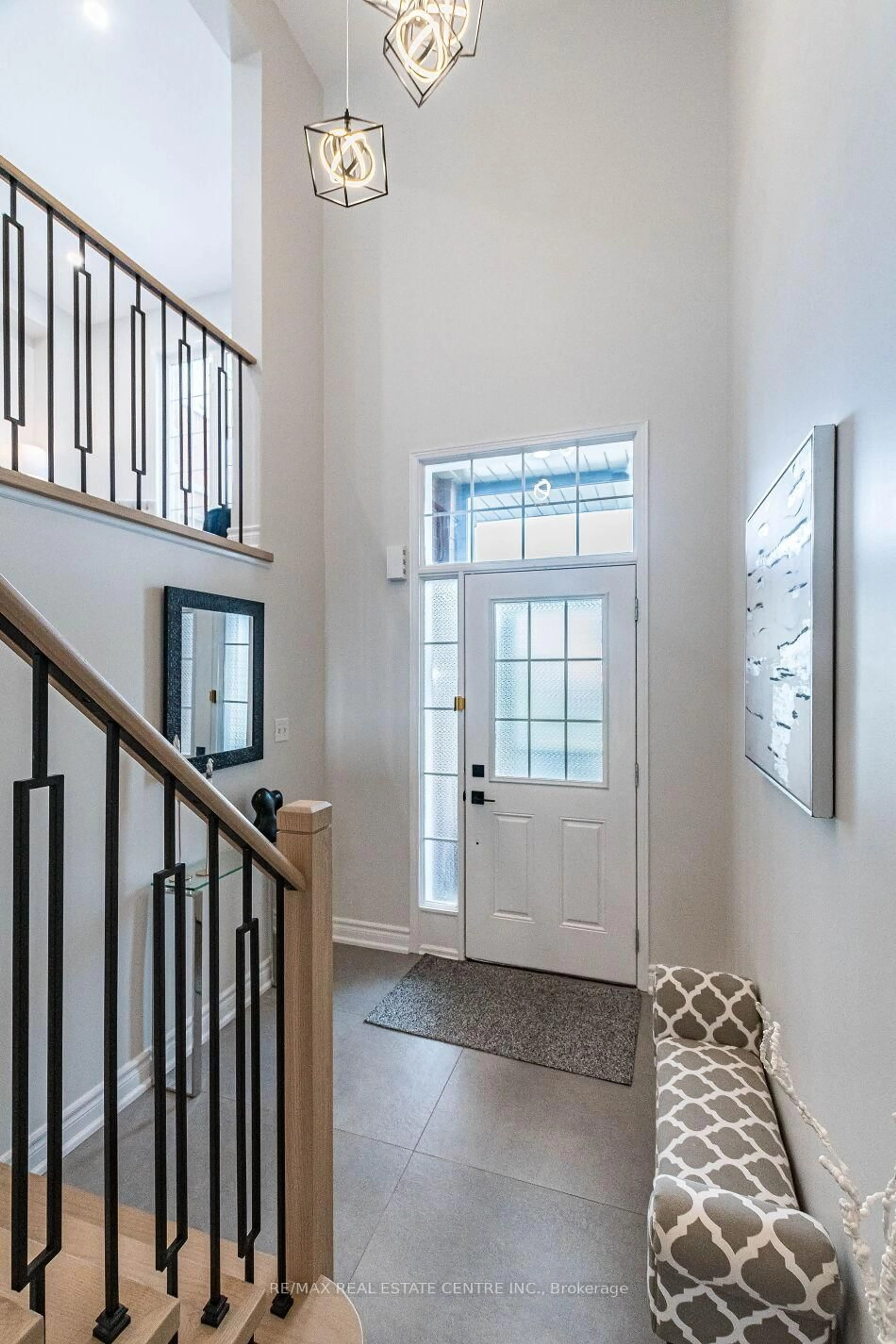 Indoor entryway for 675 Courtney Valley Rd, Mississauga Ontario L5V 0C4